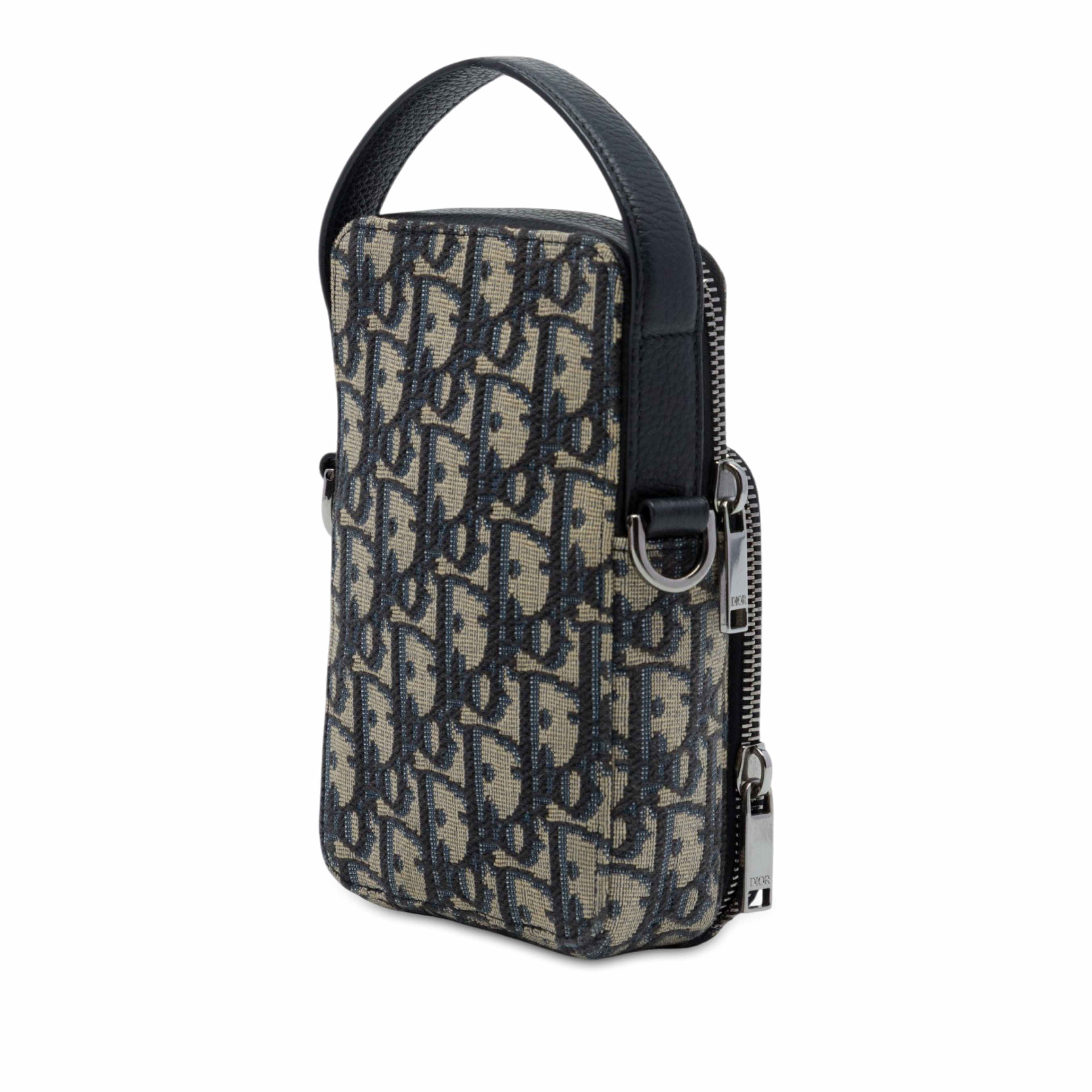 Dior Micro Oblique Canvas Rider Pouch, från Luxclusif, i färgen blå. Klicka för att öppna bilden i stort format