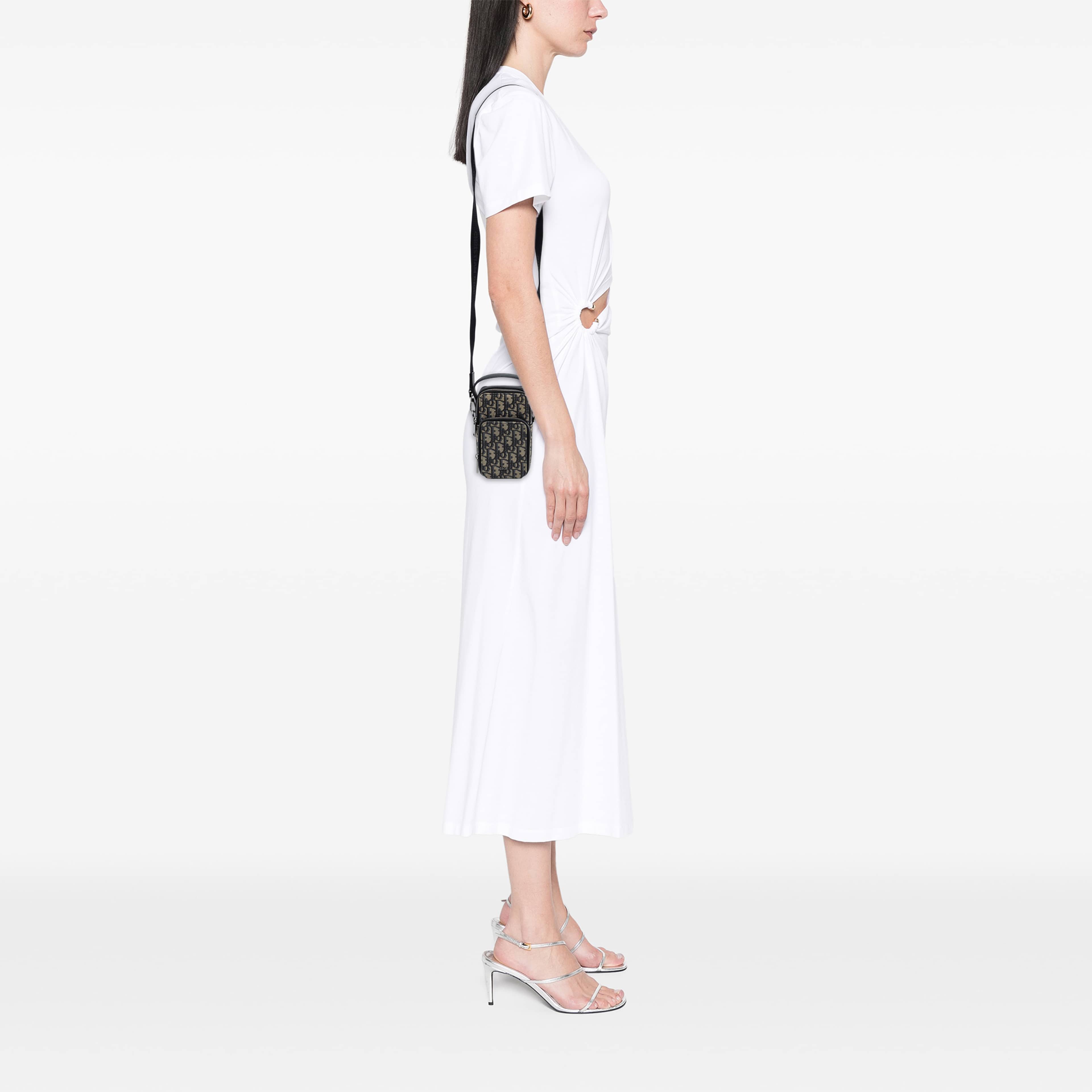 Dior Micro Oblique Canvas Rider Pouch, från Luxclusif, i färgen blå. Klicka för att öppna bilden i stort format
