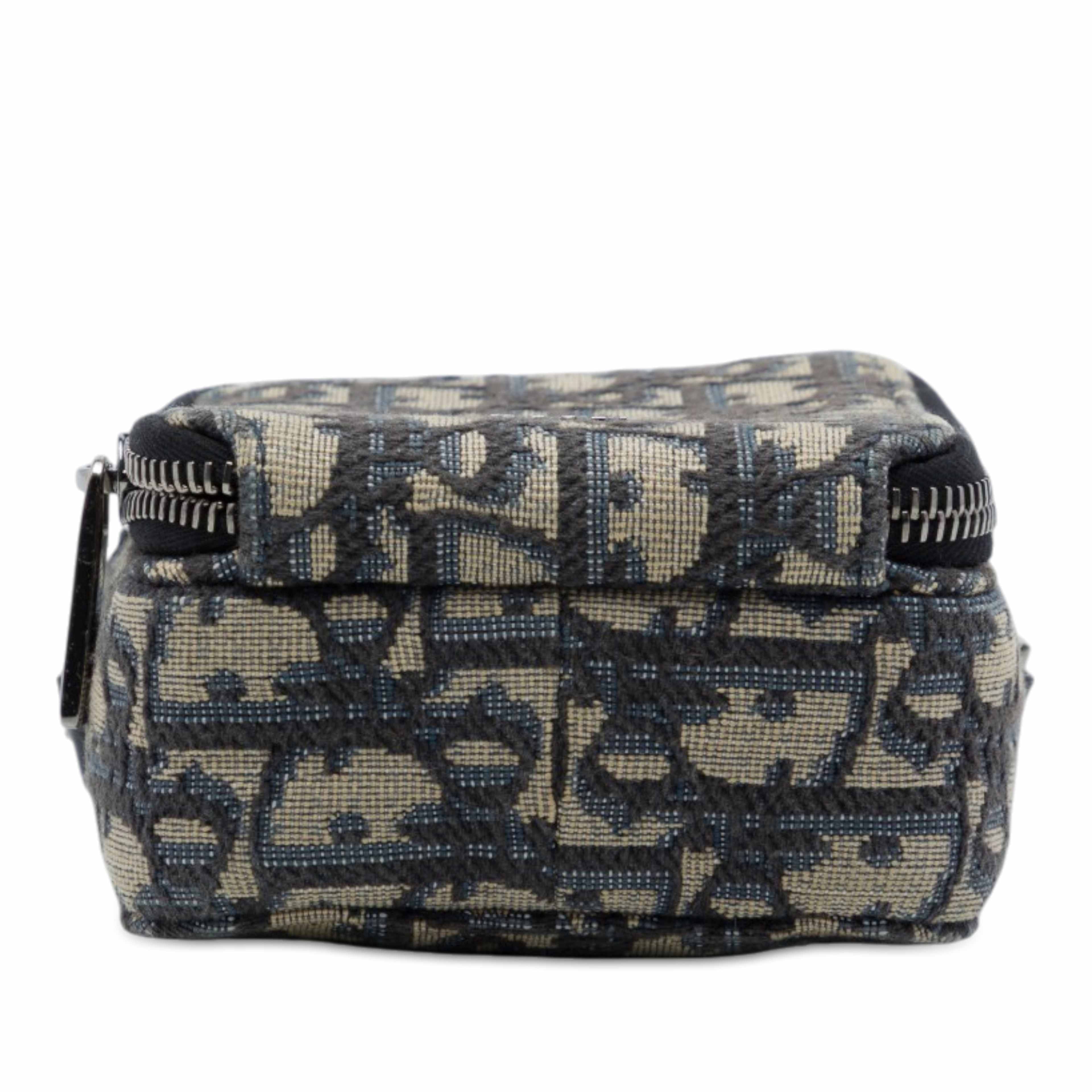 Dior Micro Oblique Canvas Rider Pouch, från Luxclusif, i färgen blå. Klicka för att öppna bilden i stort format
