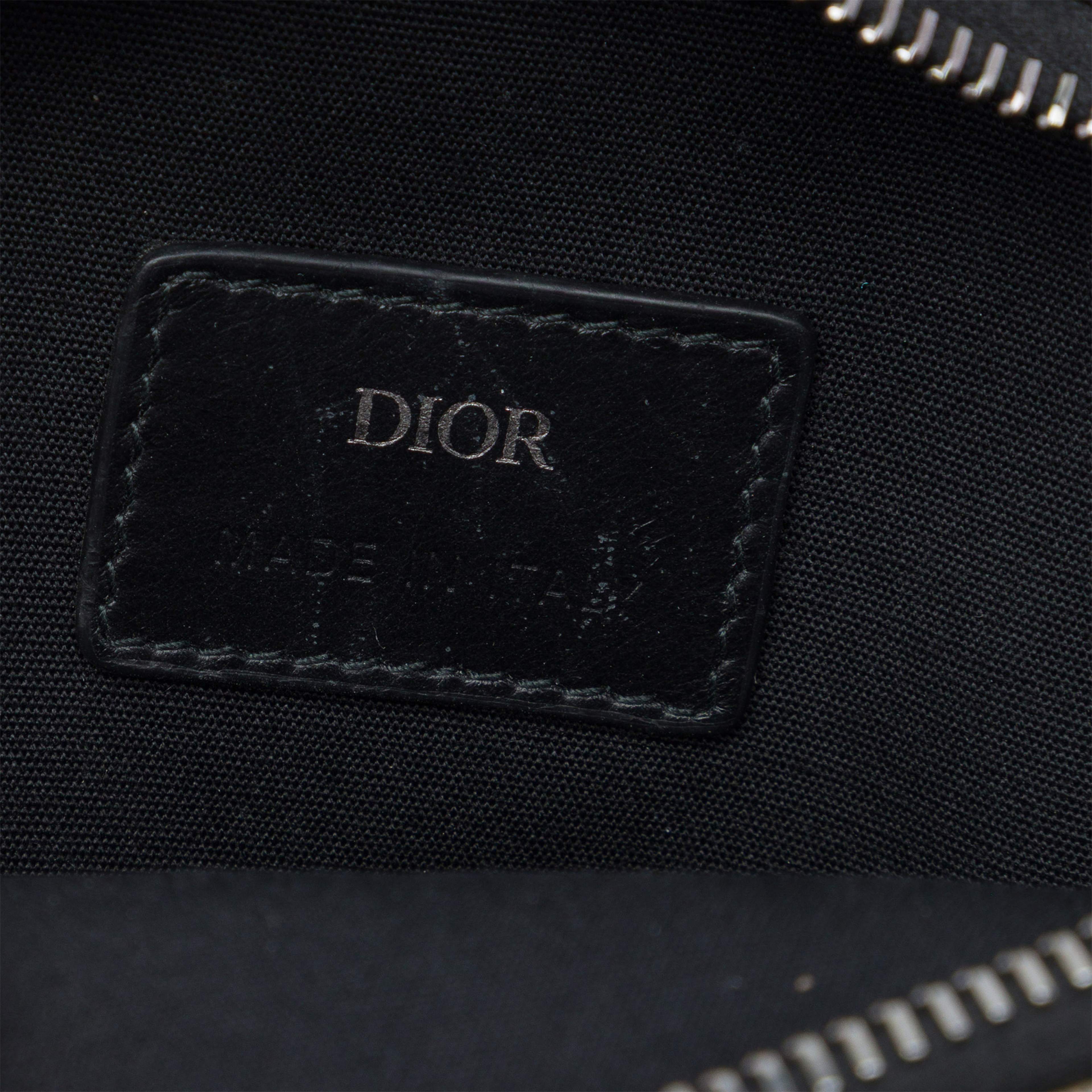 Dior Micro Oblique Canvas Rider Pouch, från Luxclusif, i färgen blå. Klicka för att öppna bilden i stort format