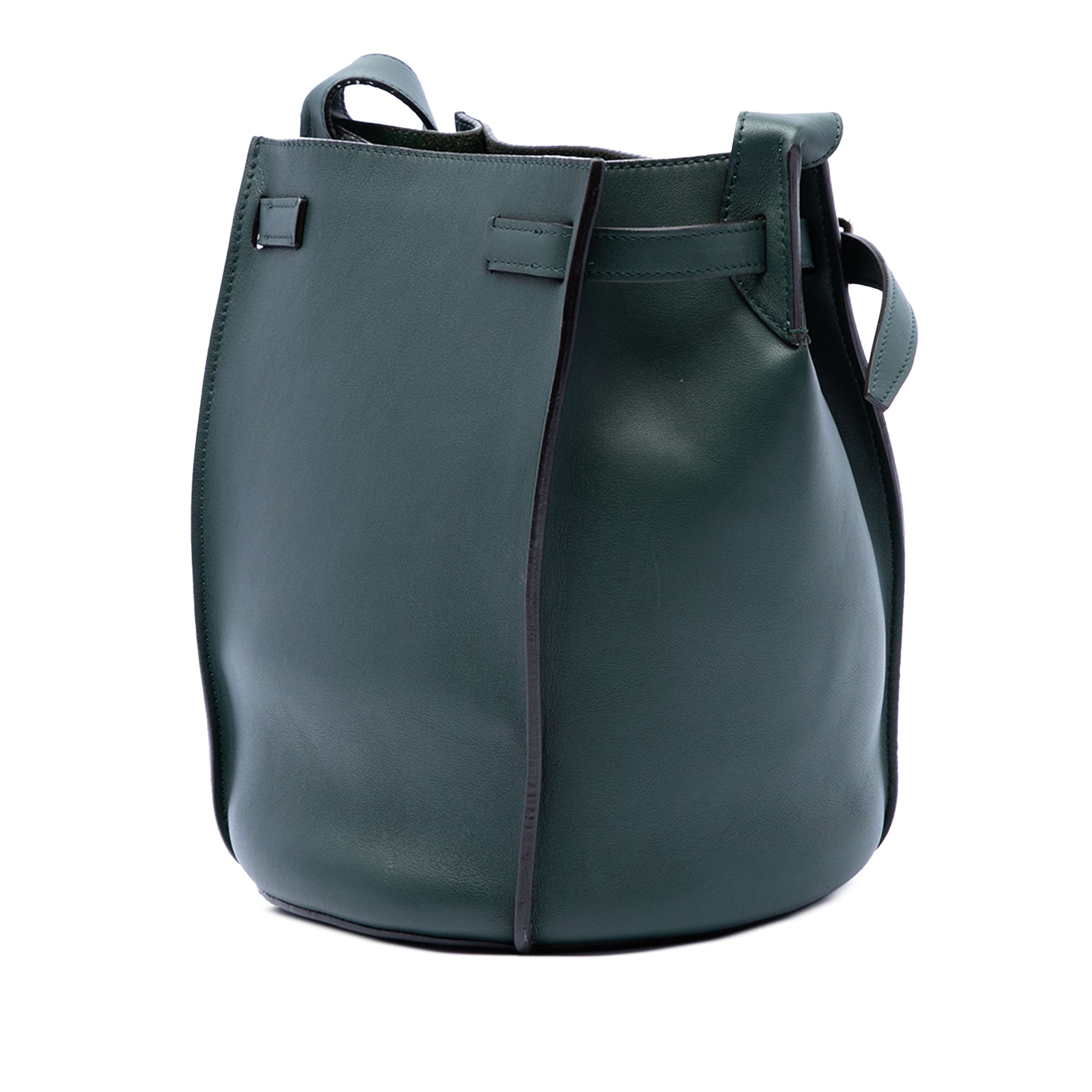 Celine Leather Big Bag Bucket Crossbody, från Luxclusif, i färgen grön. Klicka för att öppna bilden i stort format