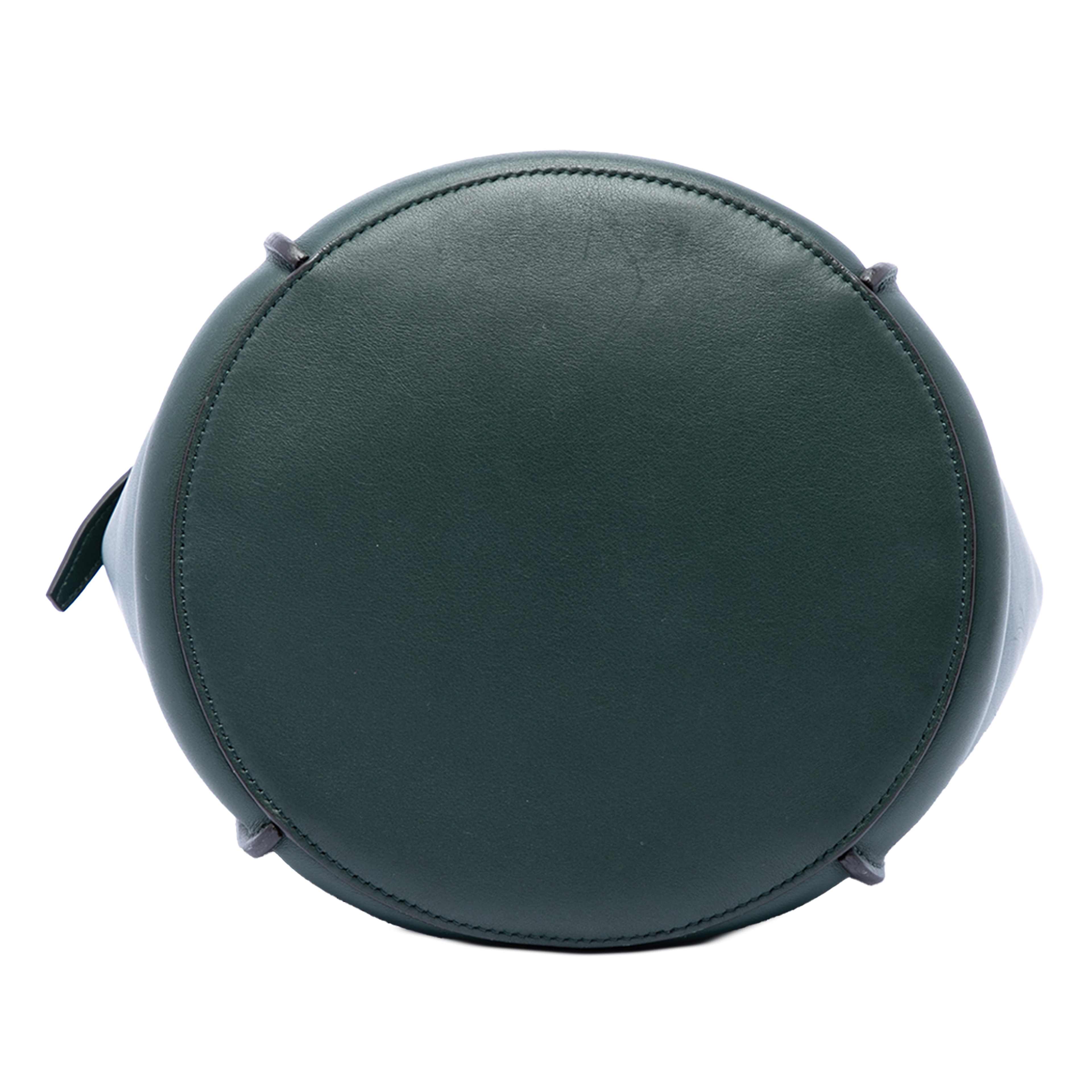 Celine Leather Big Bag Bucket Crossbody, från Luxclusif, i färgen grön. Klicka för att öppna bilden i stort format