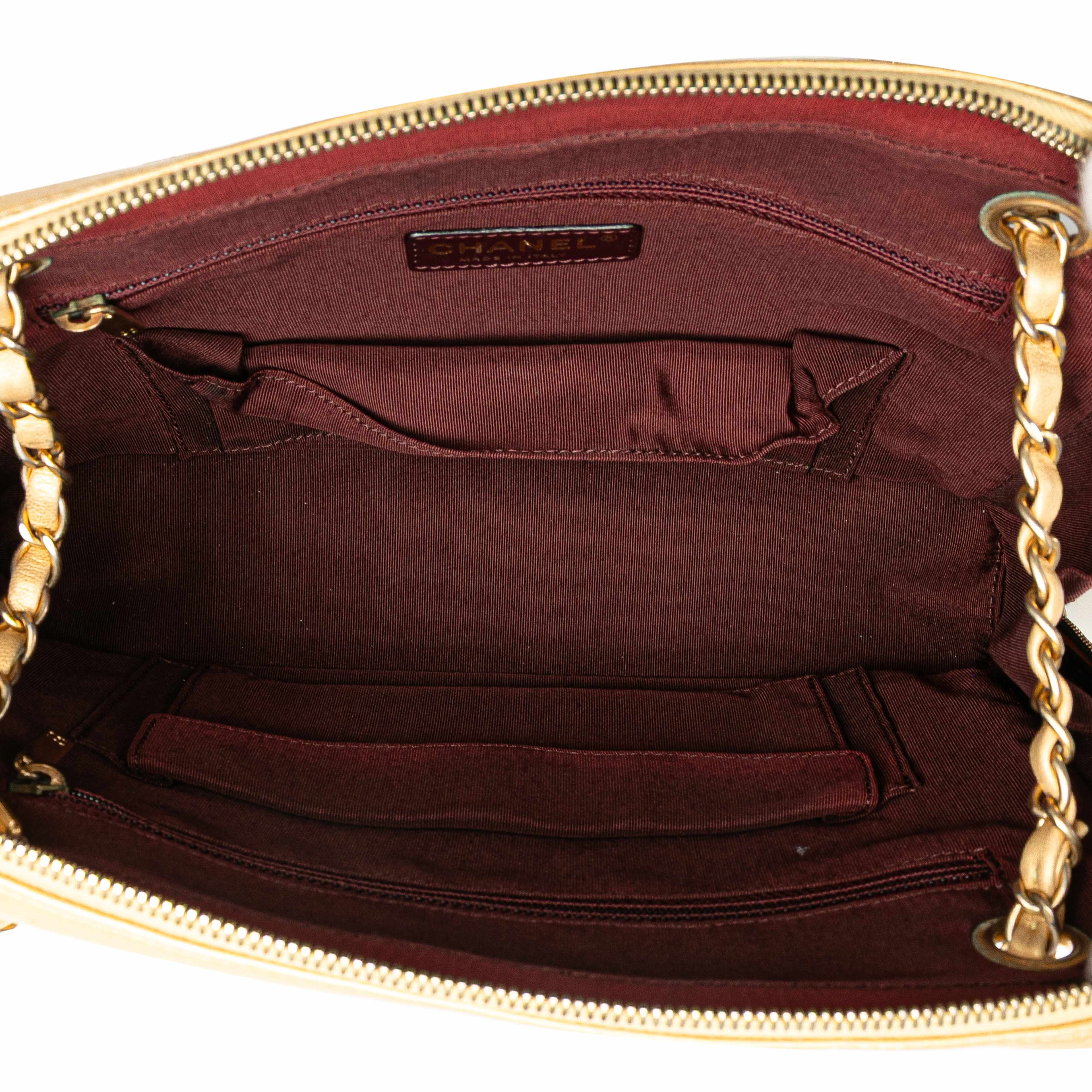 Chanel Cc Chevron Lambskin Camera Shoulder Bag, från Luxclusif, i färgen gold. Klicka för att öppna bilden i stort format