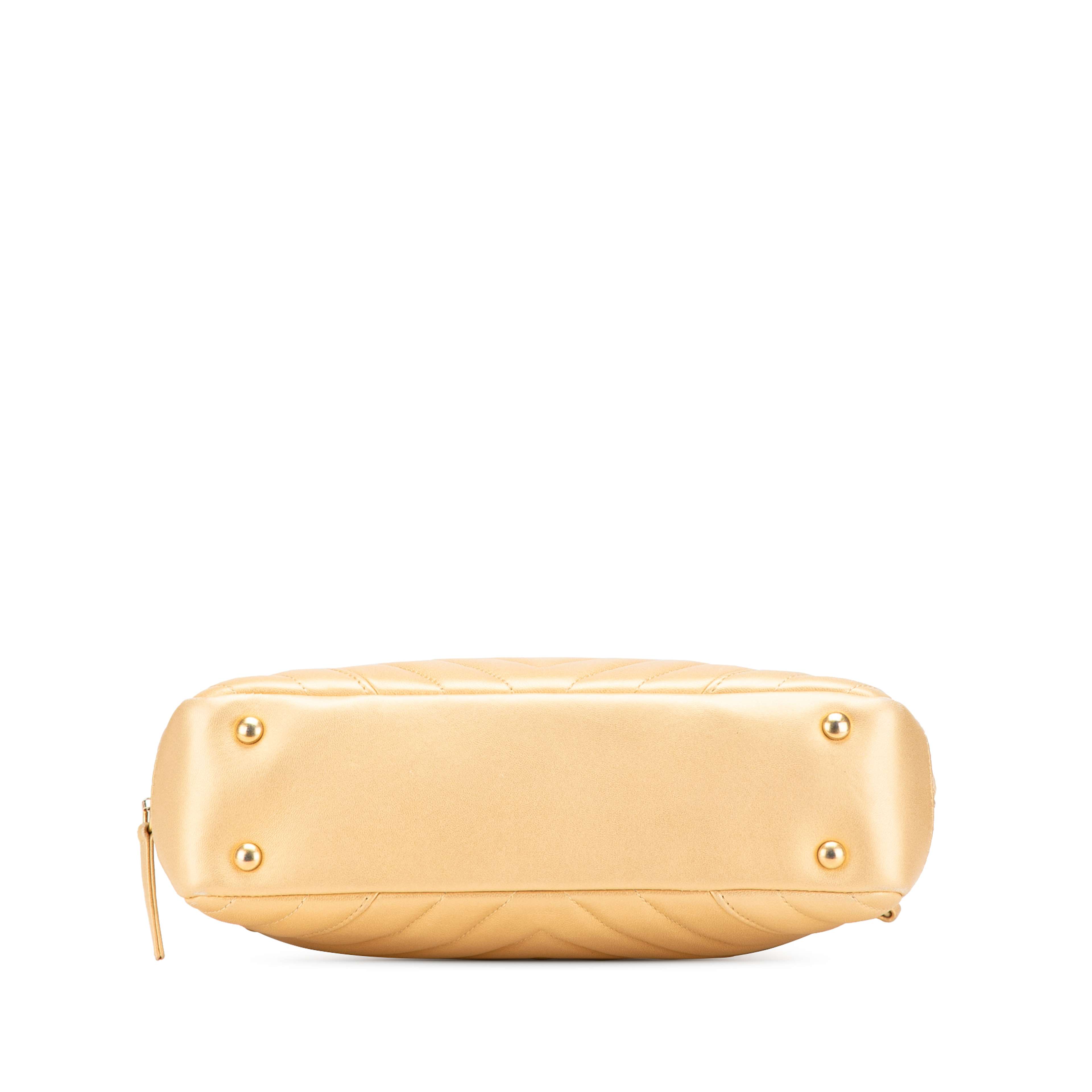 Chanel Cc Chevron Lambskin Camera Shoulder Bag, från Luxclusif, i färgen gold. Klicka för att öppna bilden i stort format