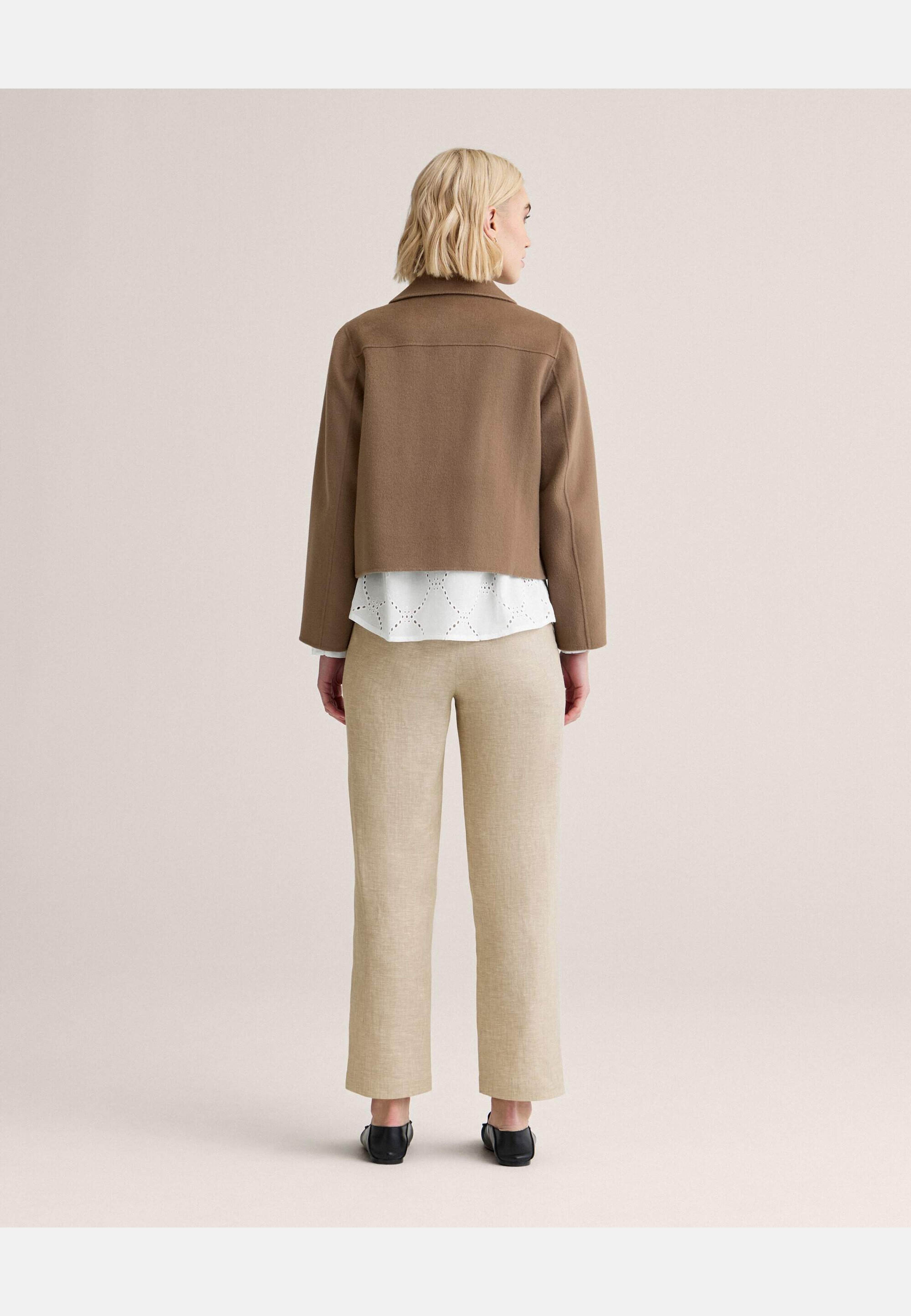 Amanda Slim Linen Trousers, från Newhouse, i färgen beige. Klicka för att öppna bilden i stort format