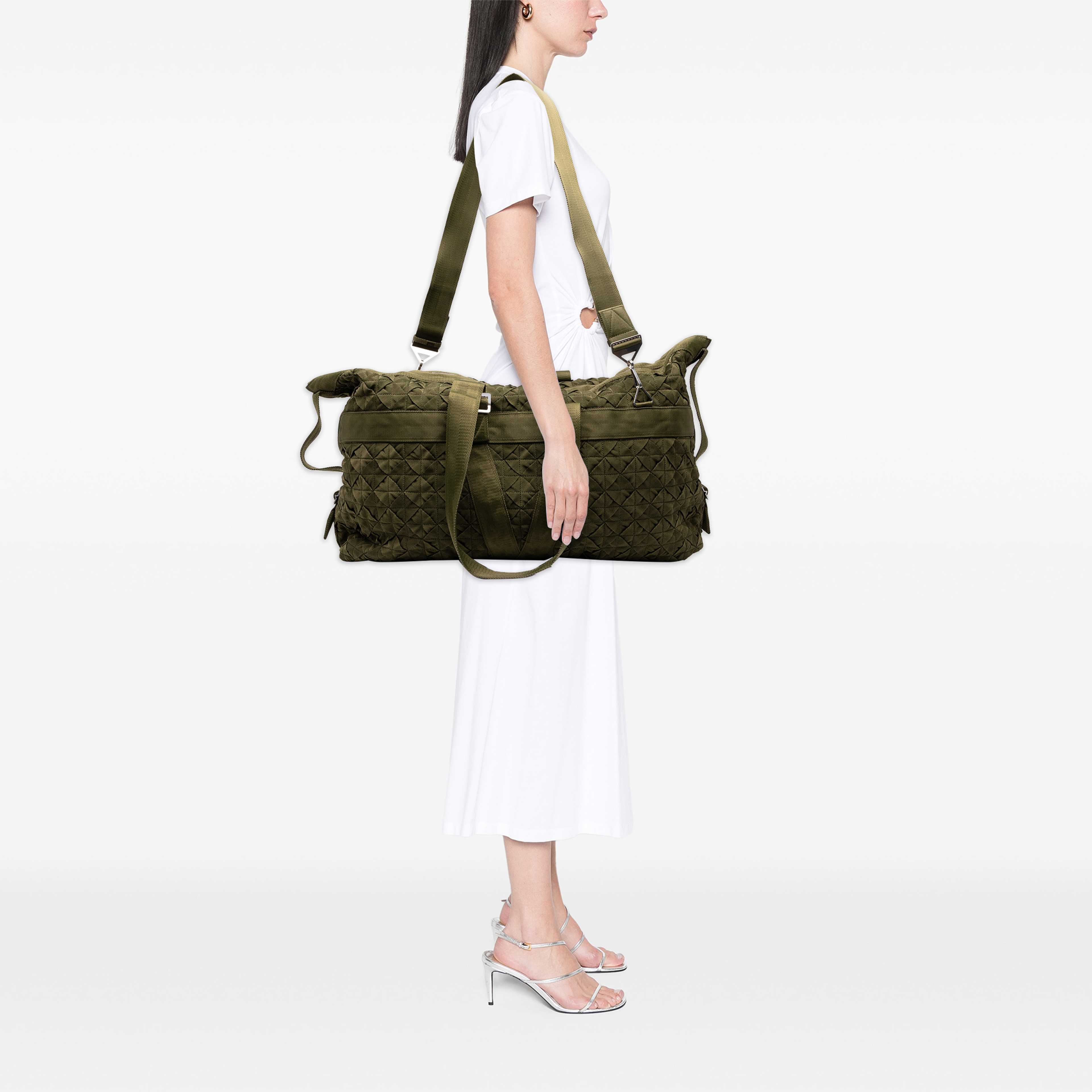 Bottega Veneta Canvas Intrecciato Webbing Cassette Duffle Bag, från Luxclusif, i färgen grön. Klicka för att öppna bilden i stort format