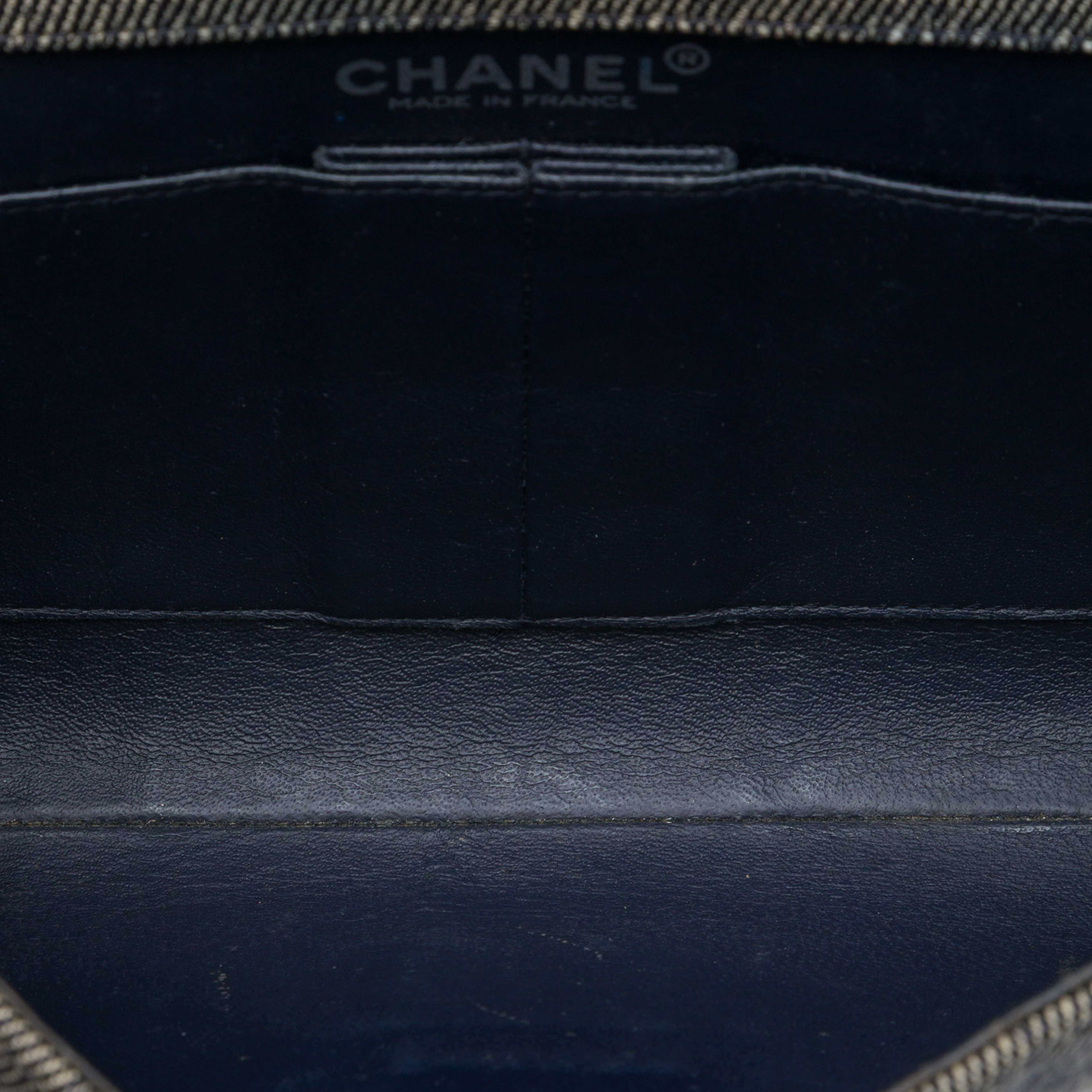 Chanel Cc Chocolate Bar Denim Flap, från Luxclusif, i färgen grå. Klicka för att öppna bilden i stort format