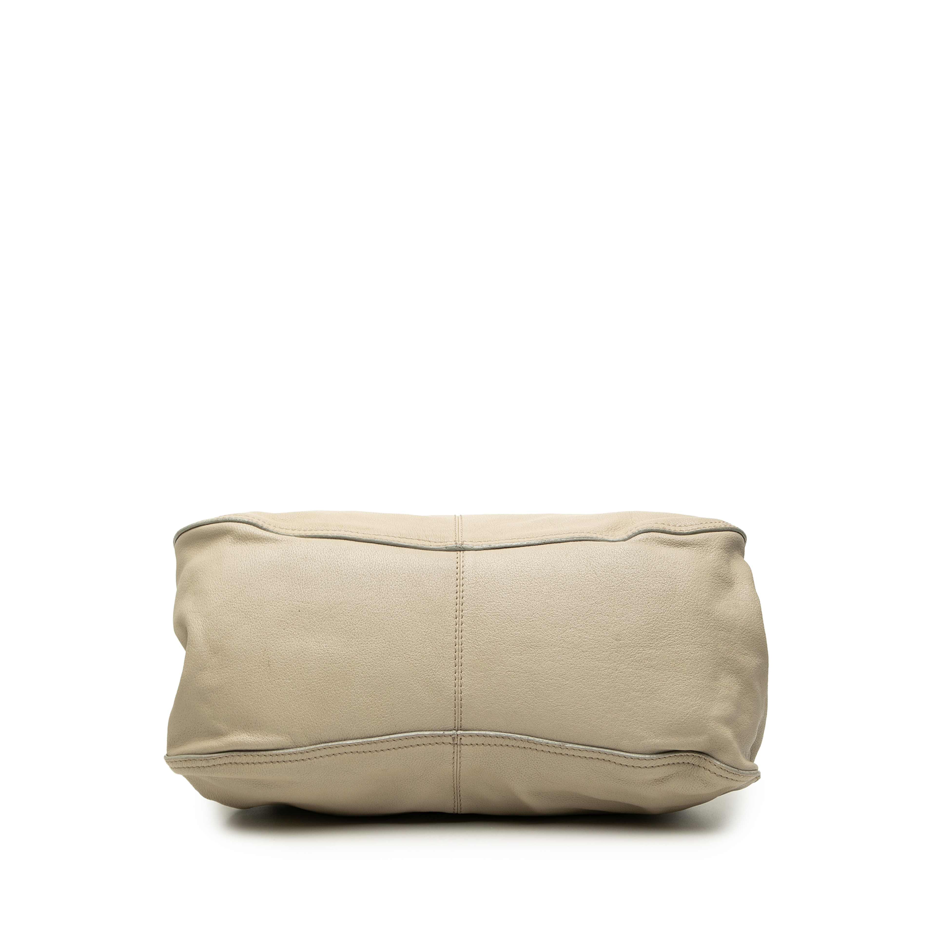 Burberry Leather Lambeth Tote, från Luxclusif, i färgen grå. Klicka för att öppna bilden i stort format