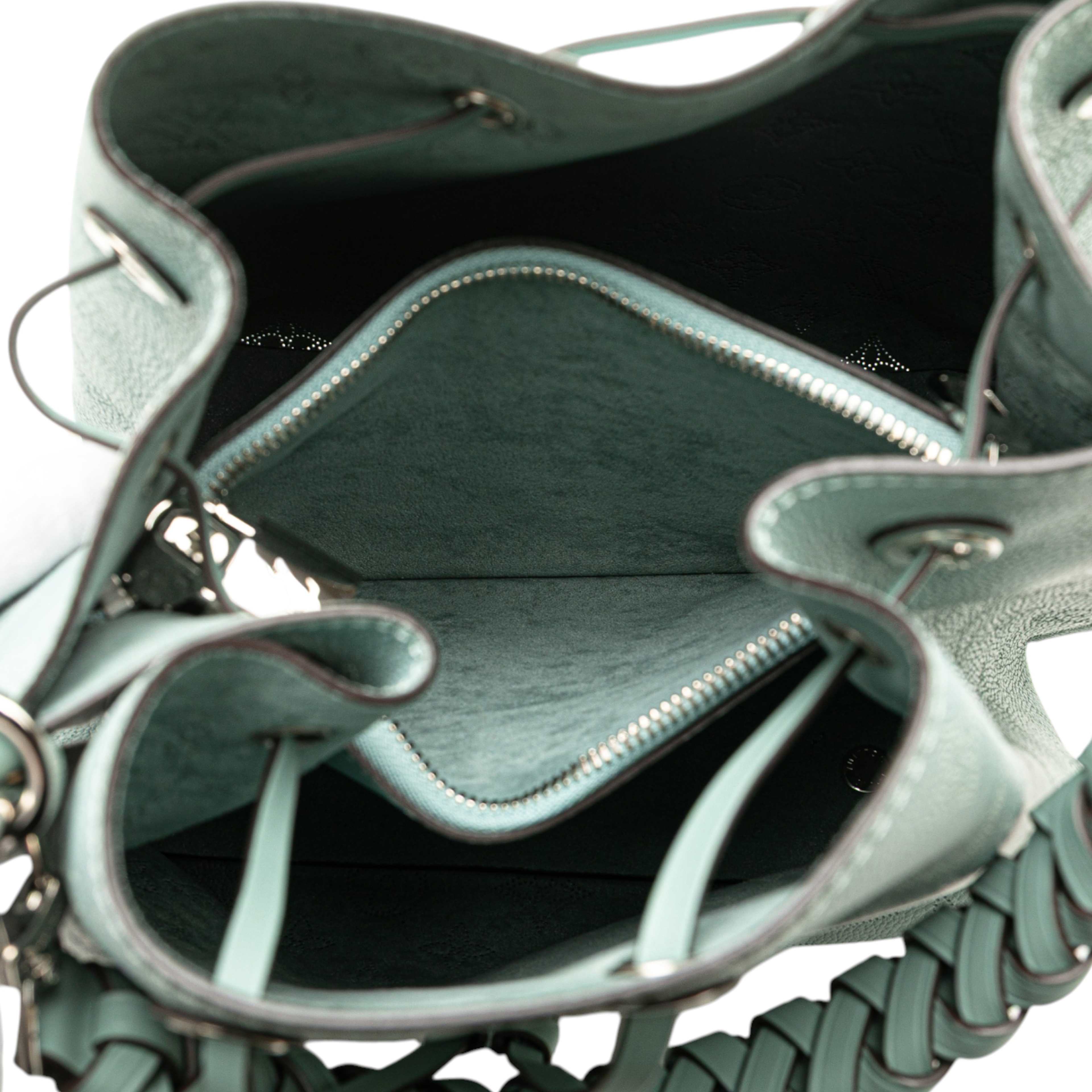 Louis Vuitton Monogram Mahina Muria, från Luxclusif, i färgen light blue. Klicka för att öppna bilden i stort format