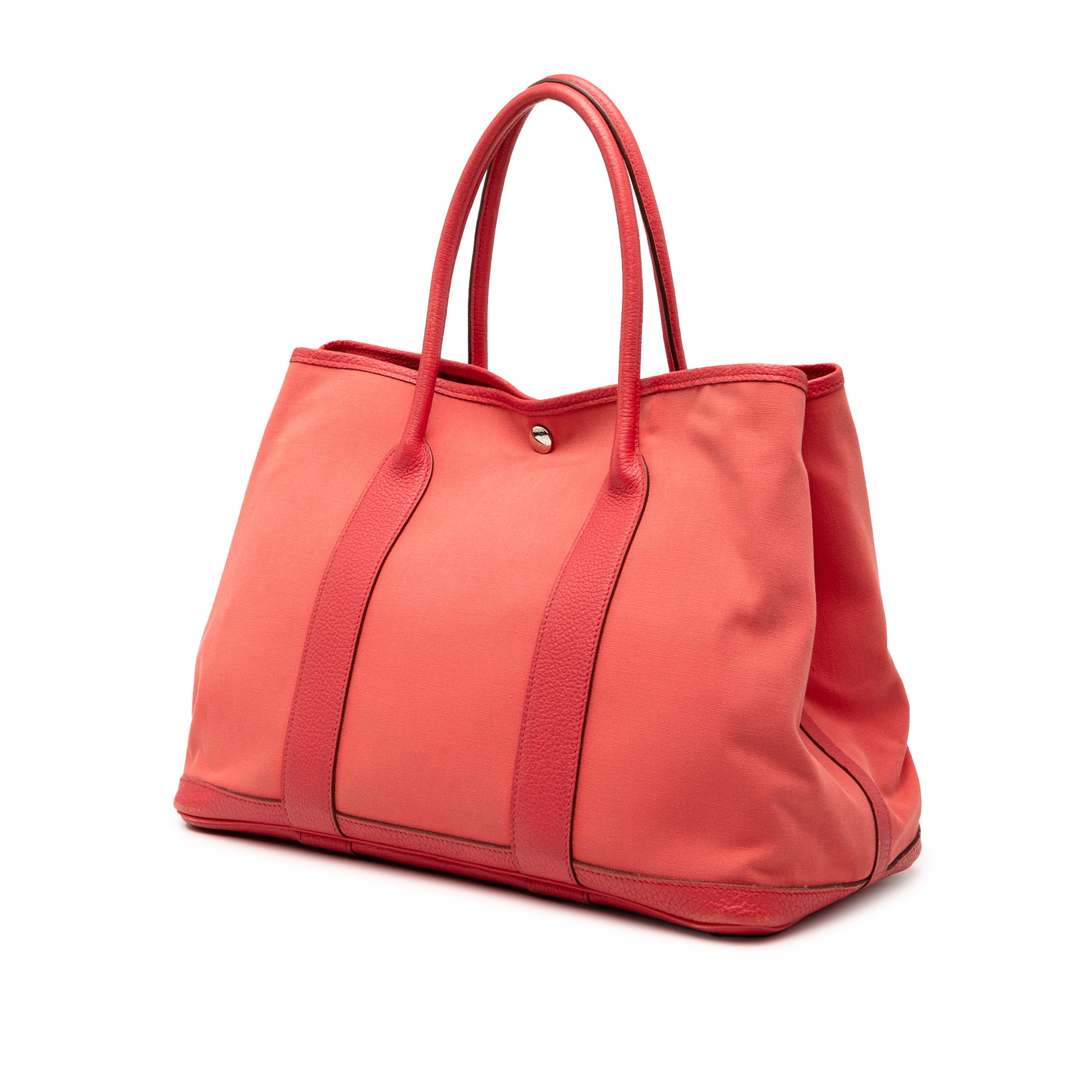 Hermès Toile And Negonda Garden Party 36, från Luxclusif, i färgen rosa. Klicka för att öppna bilden i stort format