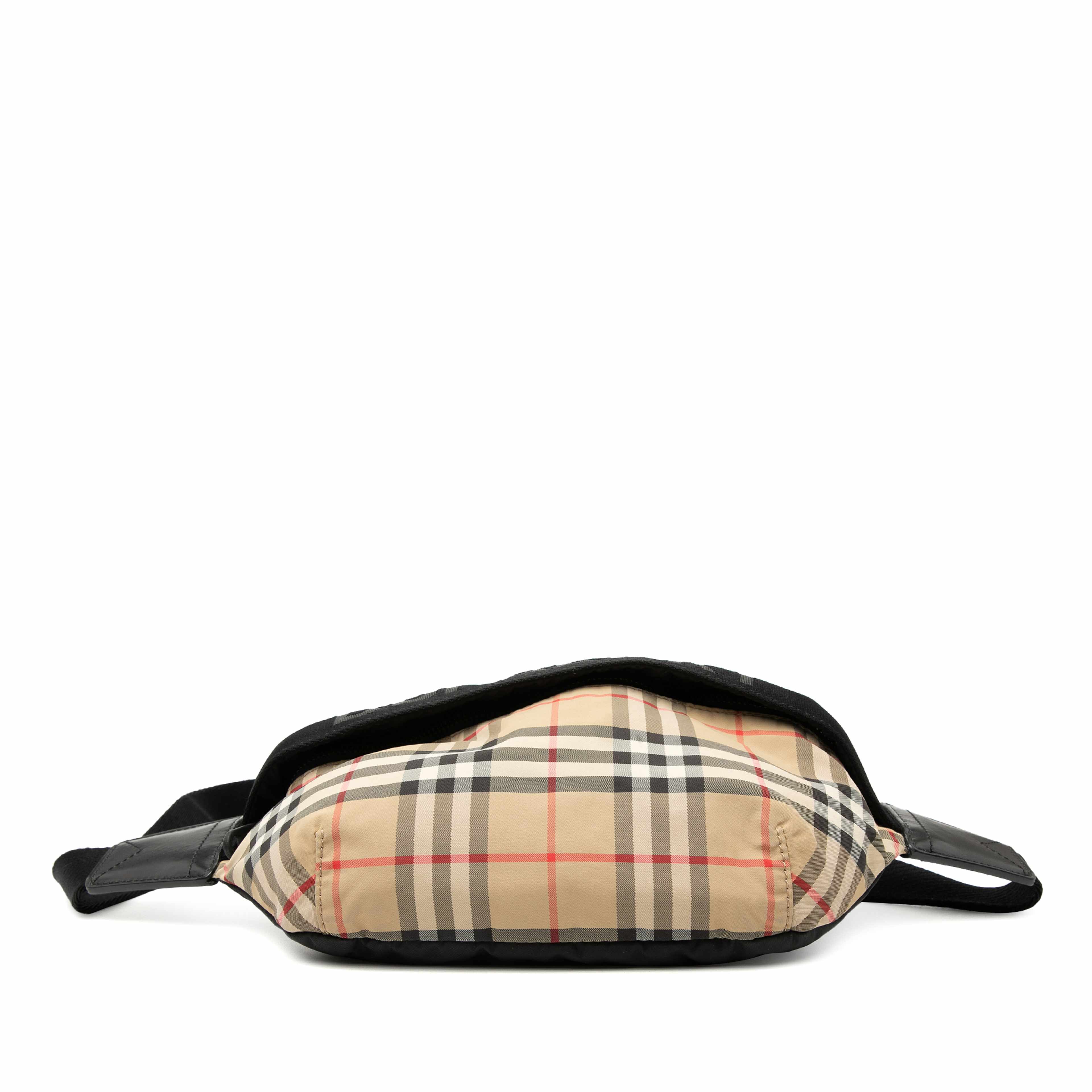 Burberry House Check Nylon Sonny Belt Bag, från Luxclusif, i färgen beige. Klicka för att öppna bilden i stort format