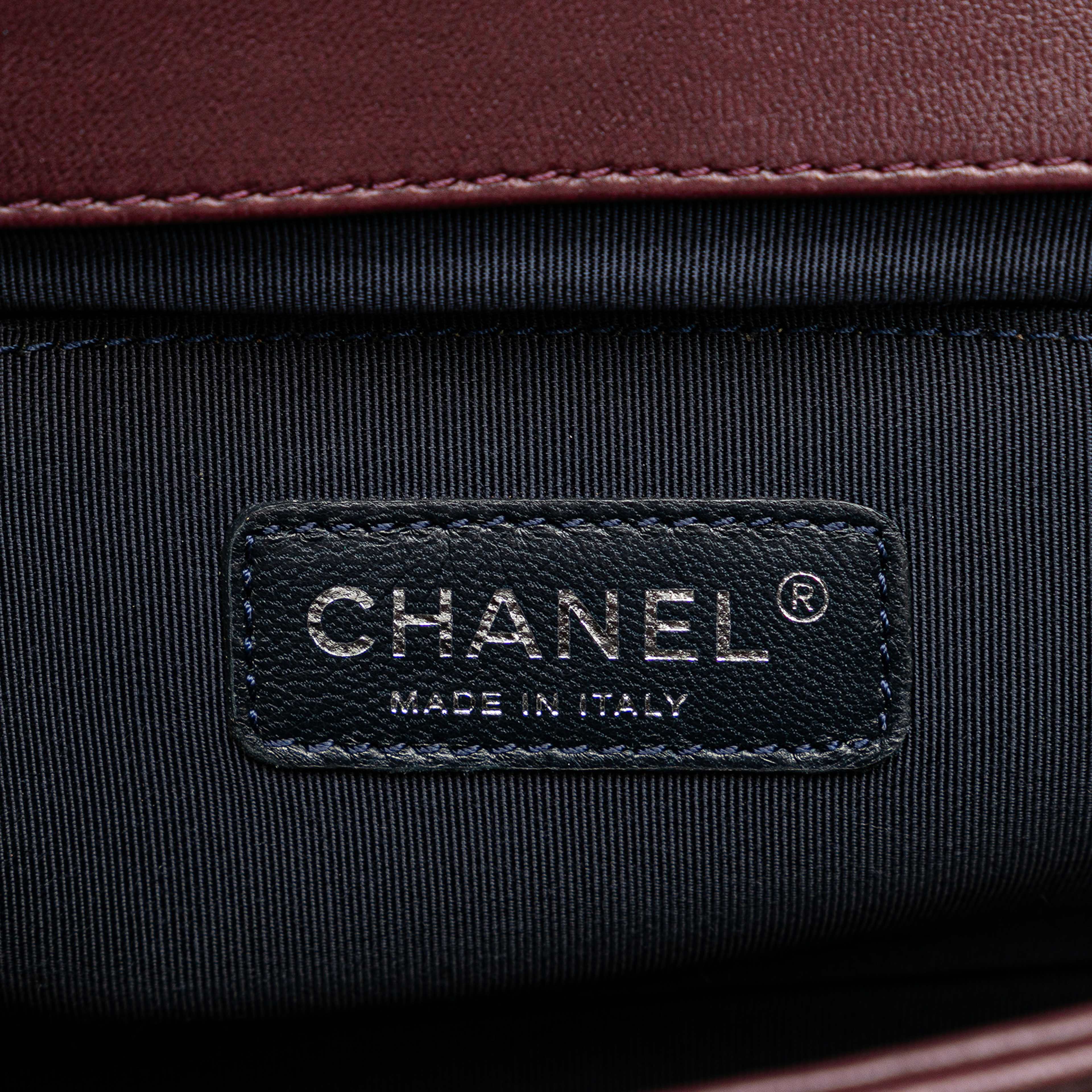 Chanel Old Medium Velvet And Tweed Boy Flap, från Luxclusif, i färgen burgundy. Klicka för att öppna bilden i stort format