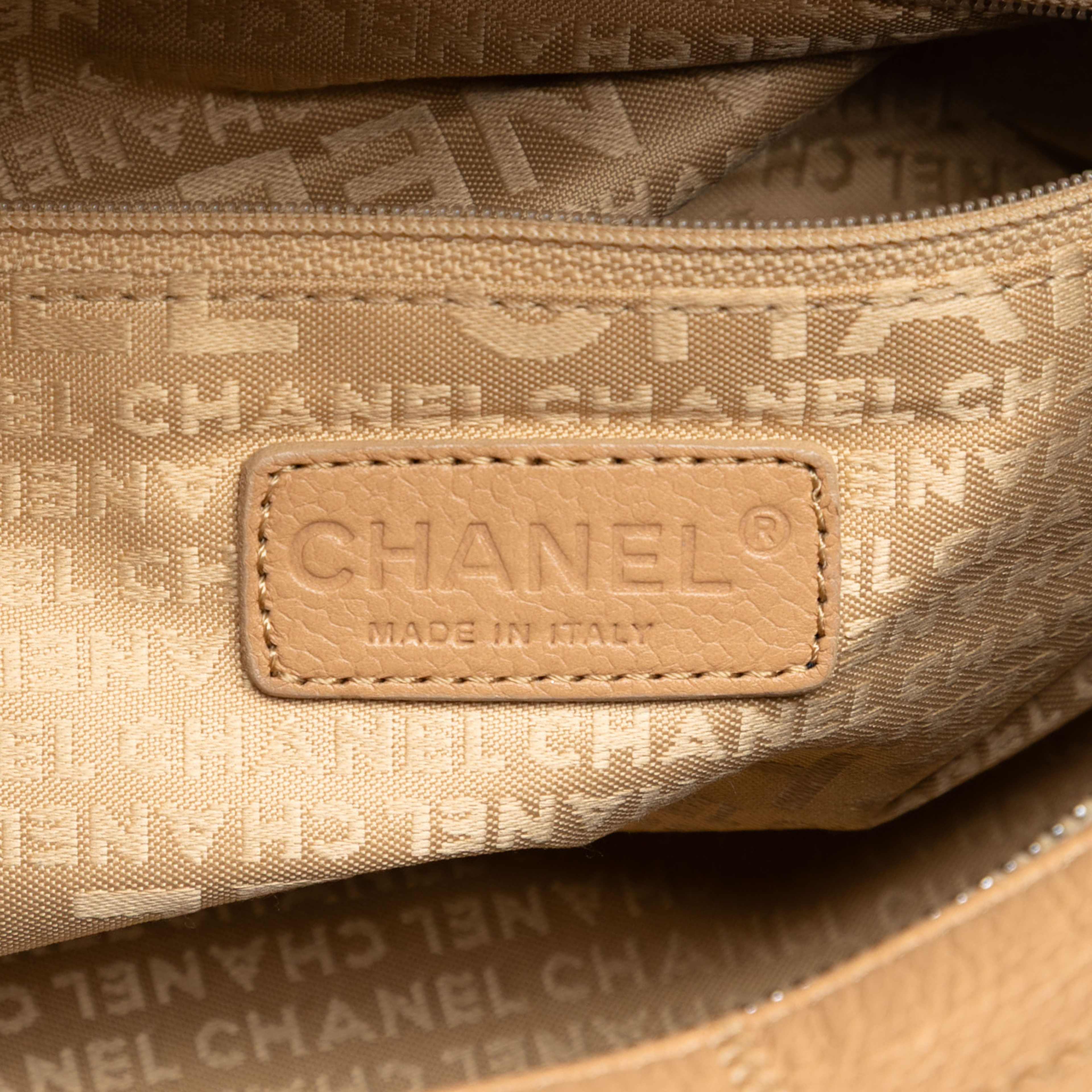 Chanel Cc Choco Bar Caviar Stitched Boston, från Luxclusif, i färgen beige. Klicka för att öppna bilden i stort format