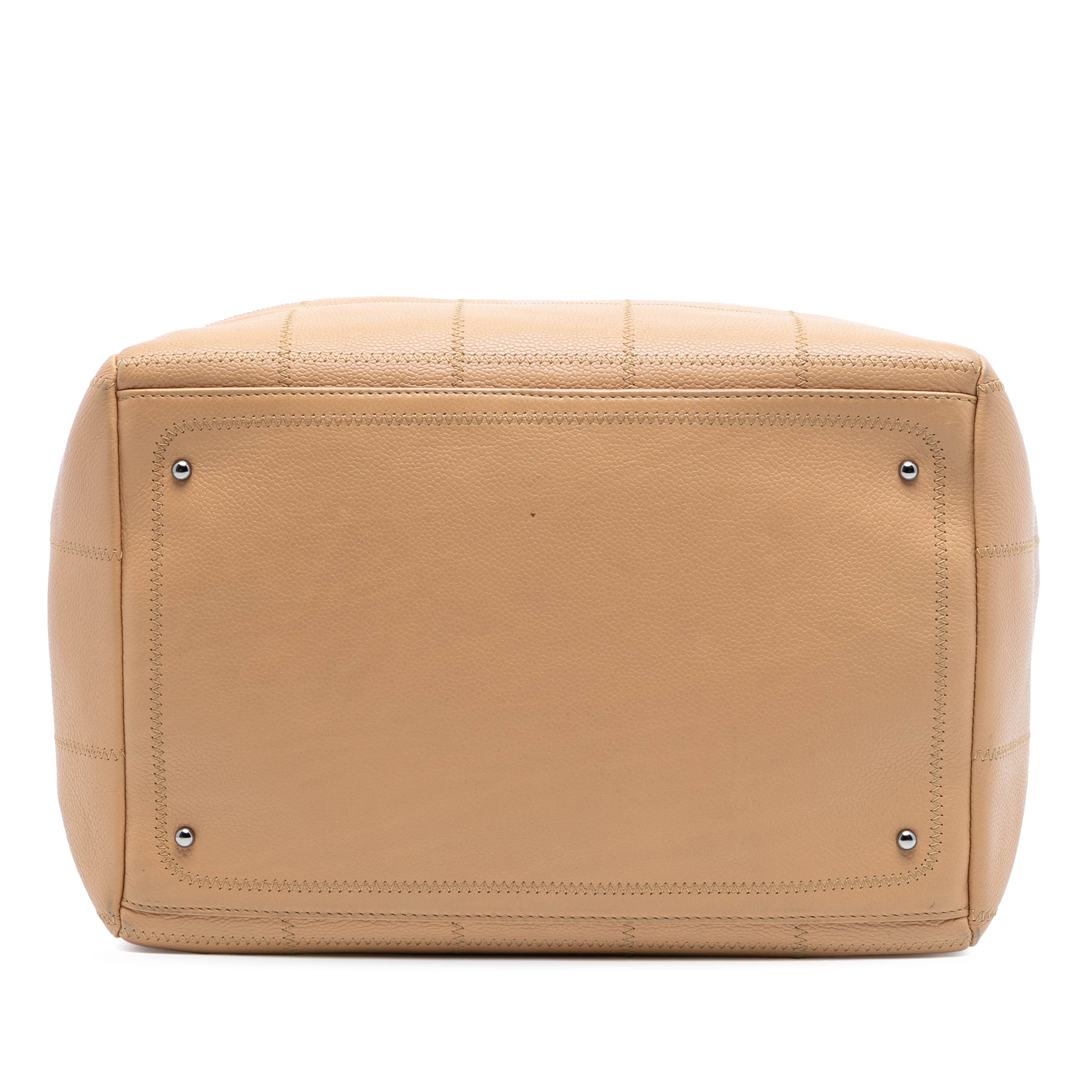 Chanel Cc Choco Bar Caviar Stitched Boston, från Luxclusif, i färgen beige. Klicka för att öppna bilden i stort format