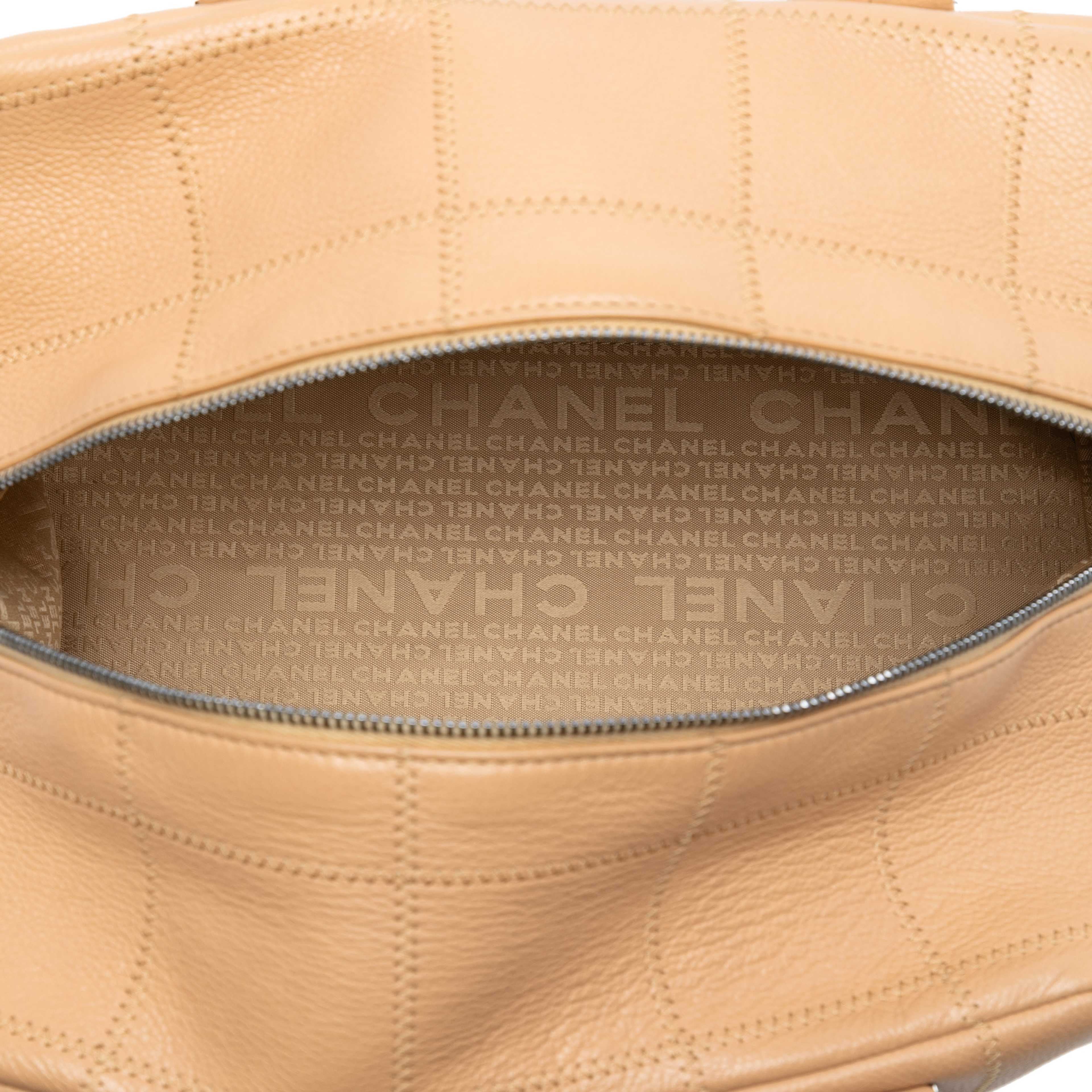 Chanel Cc Choco Bar Caviar Stitched Boston, från Luxclusif, i färgen beige. Klicka för att öppna bilden i stort format