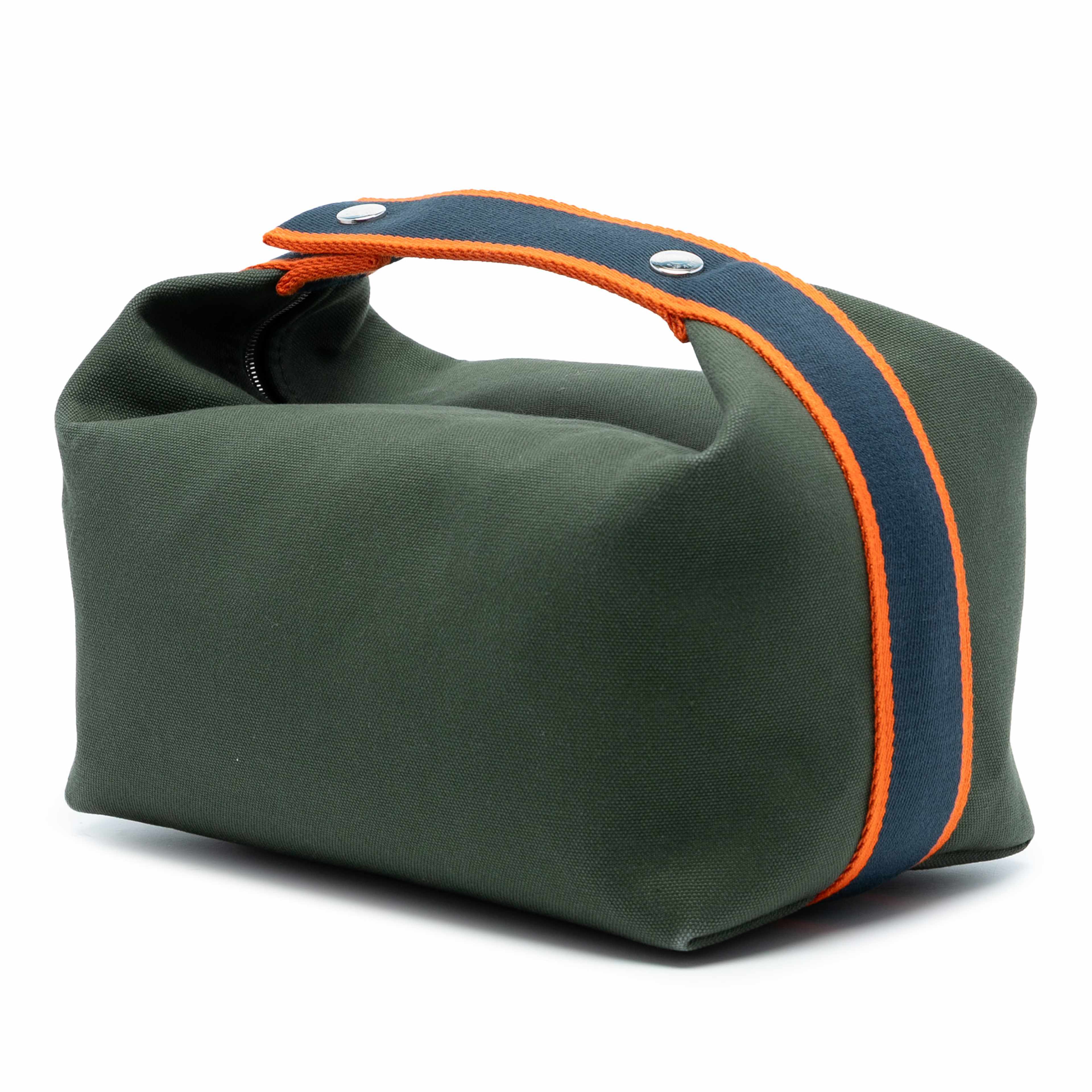 Hermès Large Toile Bride A Brac Case, från Luxclusif, i färgen dark green. Klicka för att öppna bilden i stort format