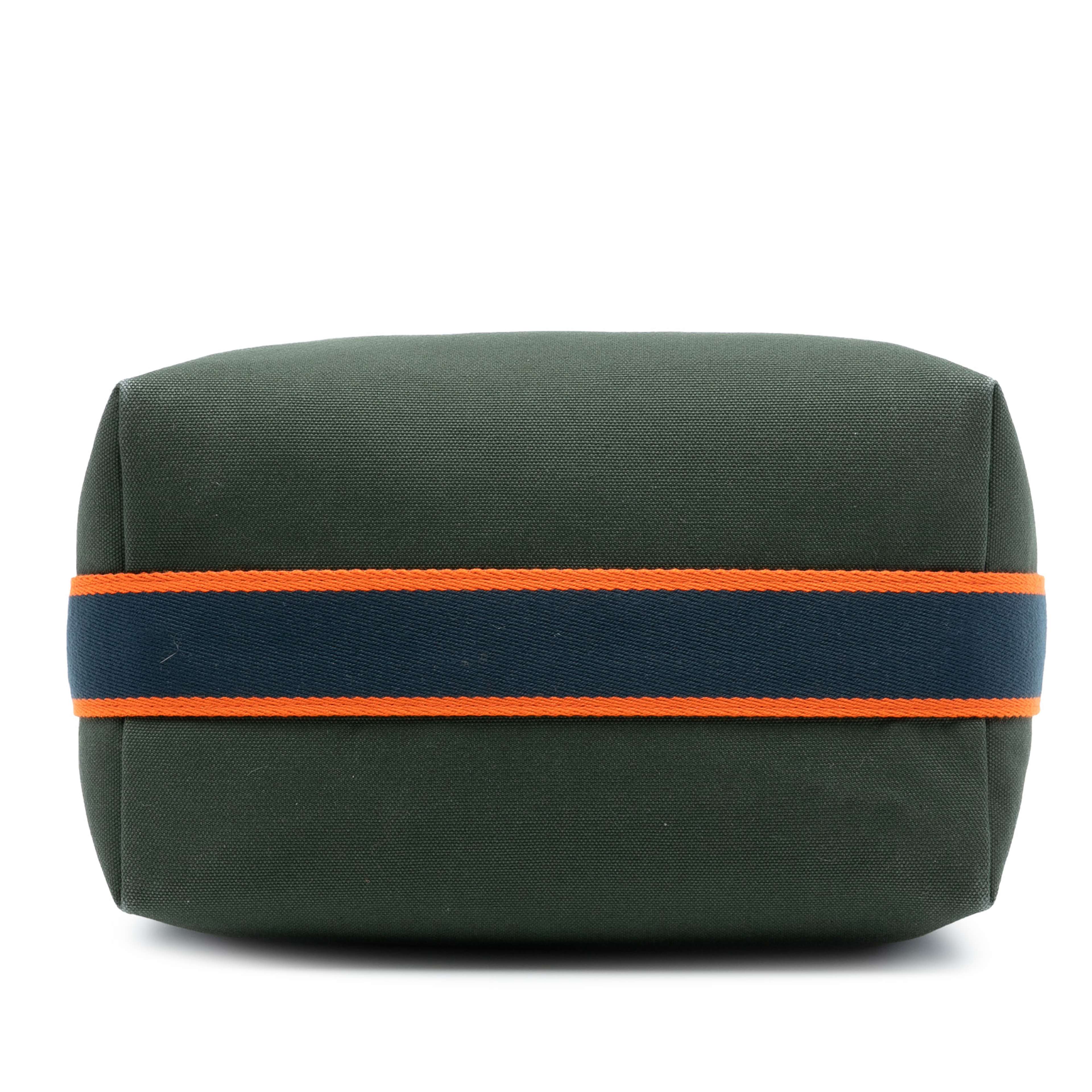 Hermès Large Toile Bride A Brac Case, från Luxclusif, i färgen dark green. Klicka för att öppna bilden i stort format