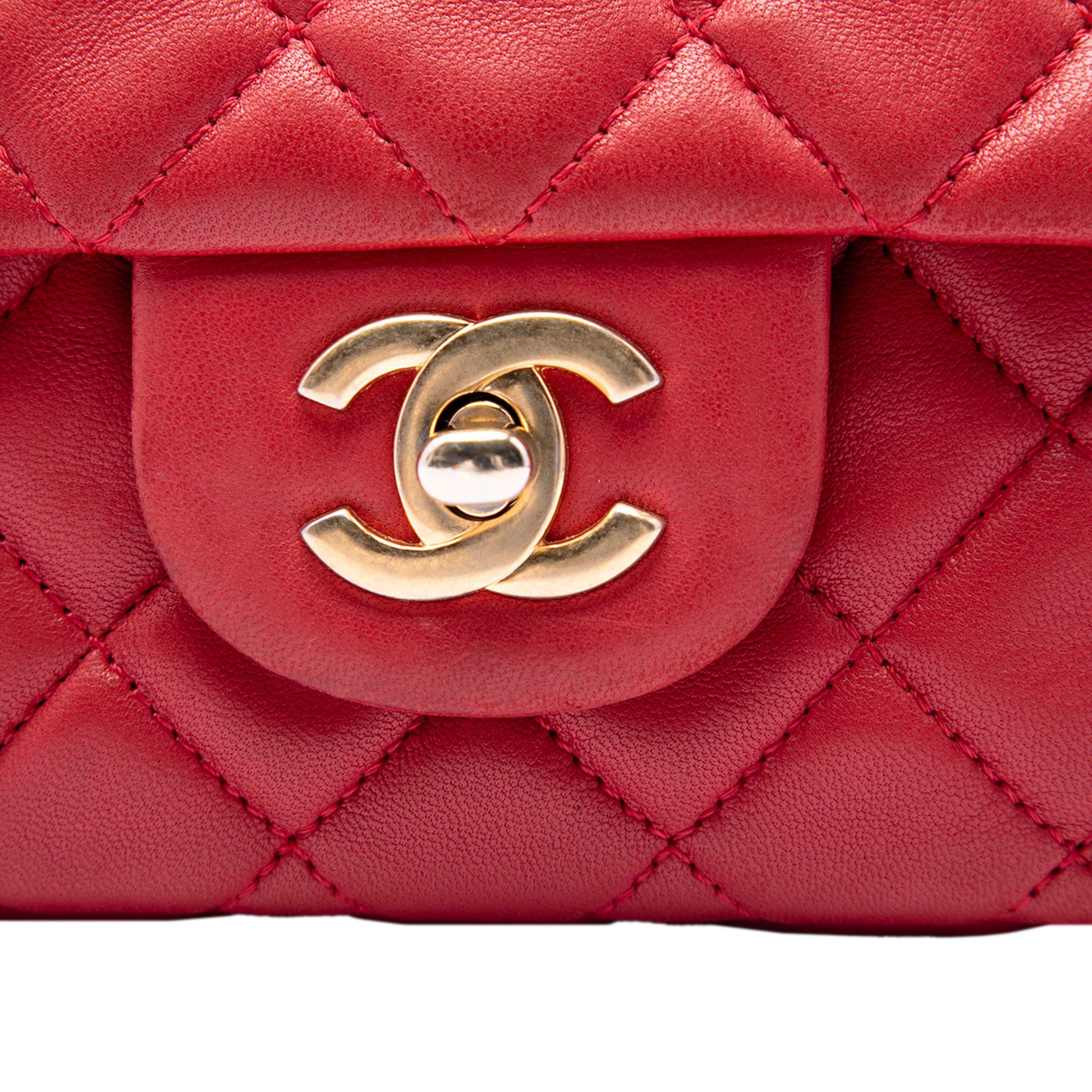 Chanel Medium Classic Lambskin Marine Charms Single Flap, från Luxclusif, i färgen red. Klicka för att öppna bilden i stort format