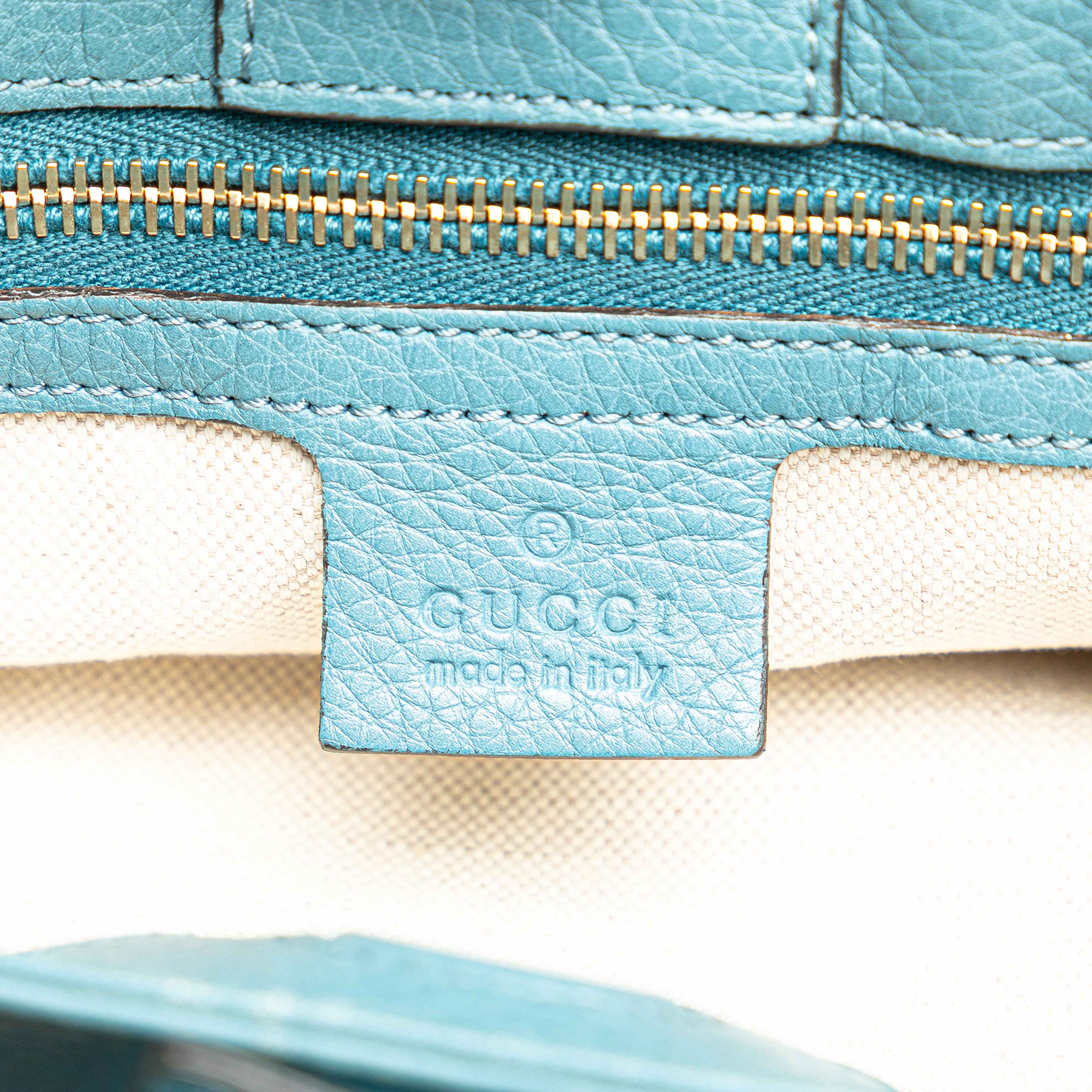 Gucci Small Calfskin Bamboo Shopper Satchel, från Luxclusif, i färgen light blue. Klicka för att öppna bilden i stort format