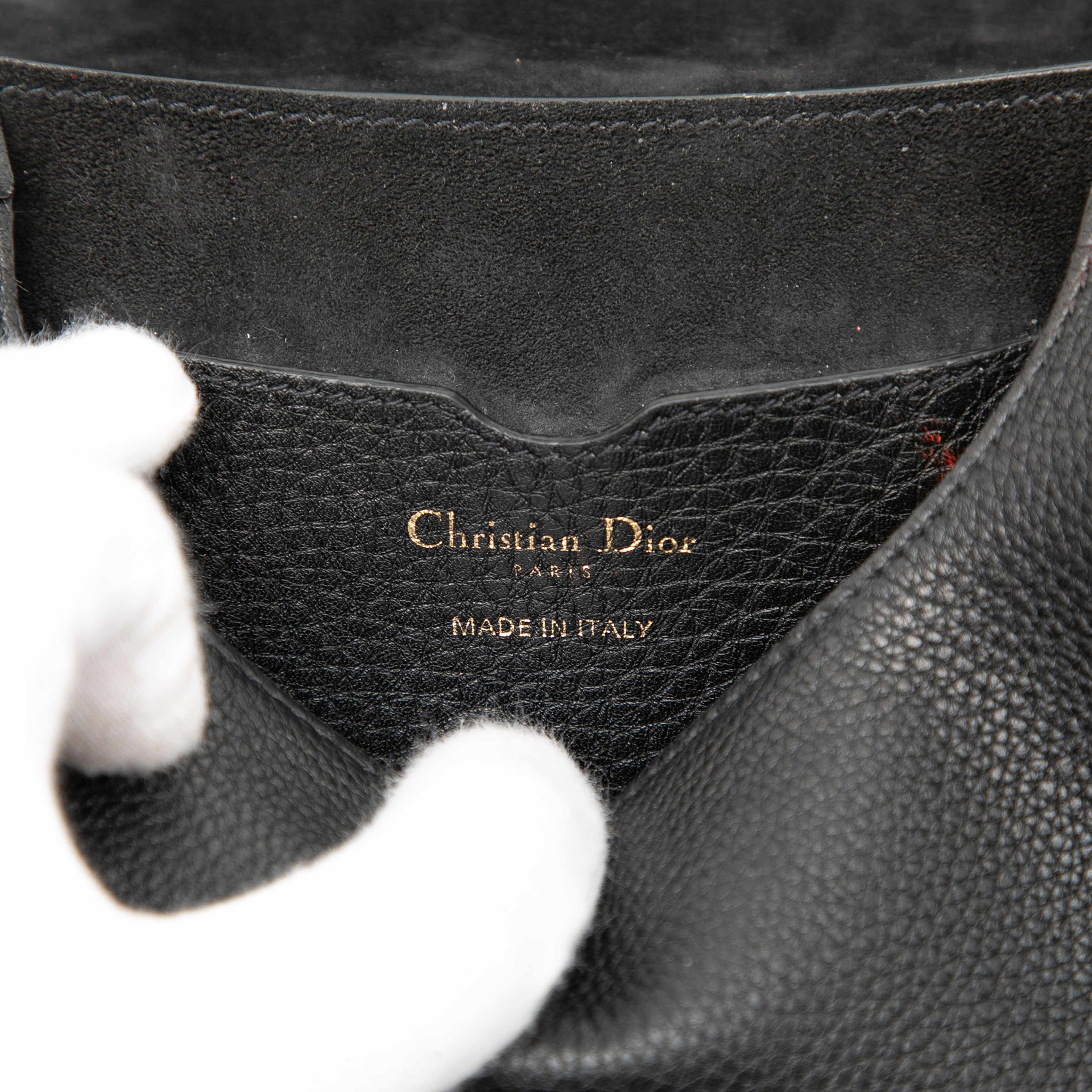 Dior Small Grained Calfskin Bobby Crossbody, från Luxclusif, i färgen black. Klicka för att öppna bilden i stort format