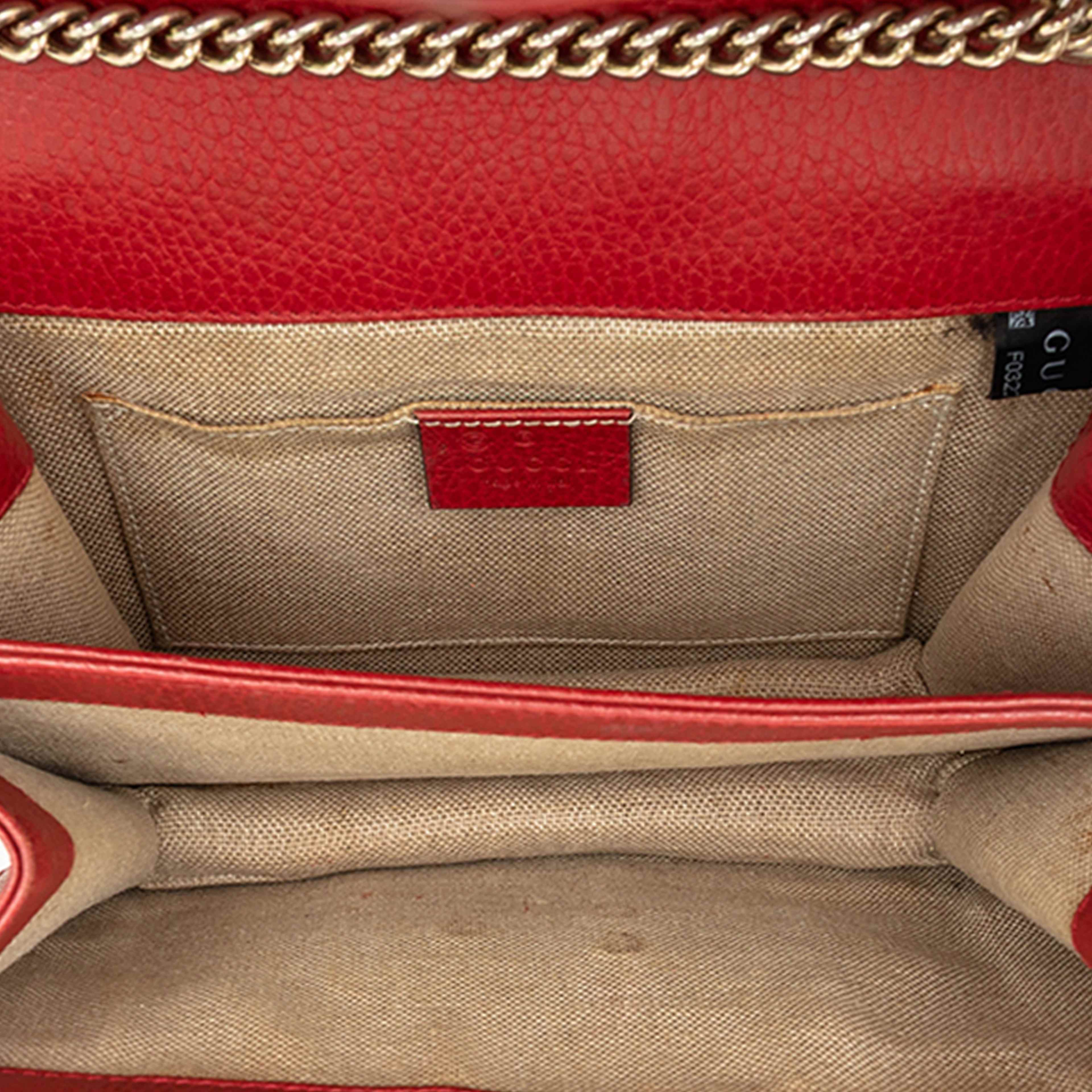 Gucci Small Dollar Calfskin Interlocking G Crossbody, från Luxclusif, i färgen röd. Klicka för att öppna bilden i stort format