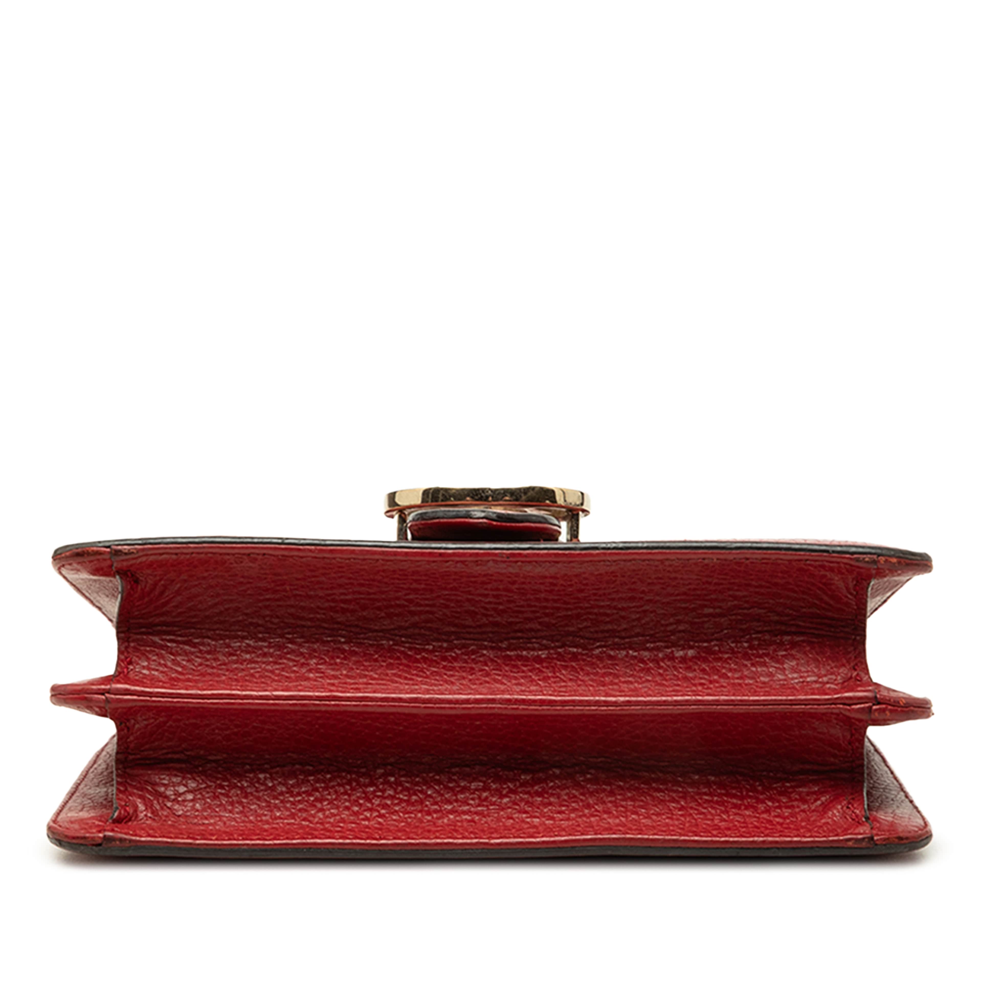 Gucci Small Dollar Calfskin Interlocking G Crossbody, från Luxclusif, i färgen röd. Klicka för att öppna bilden i stort format