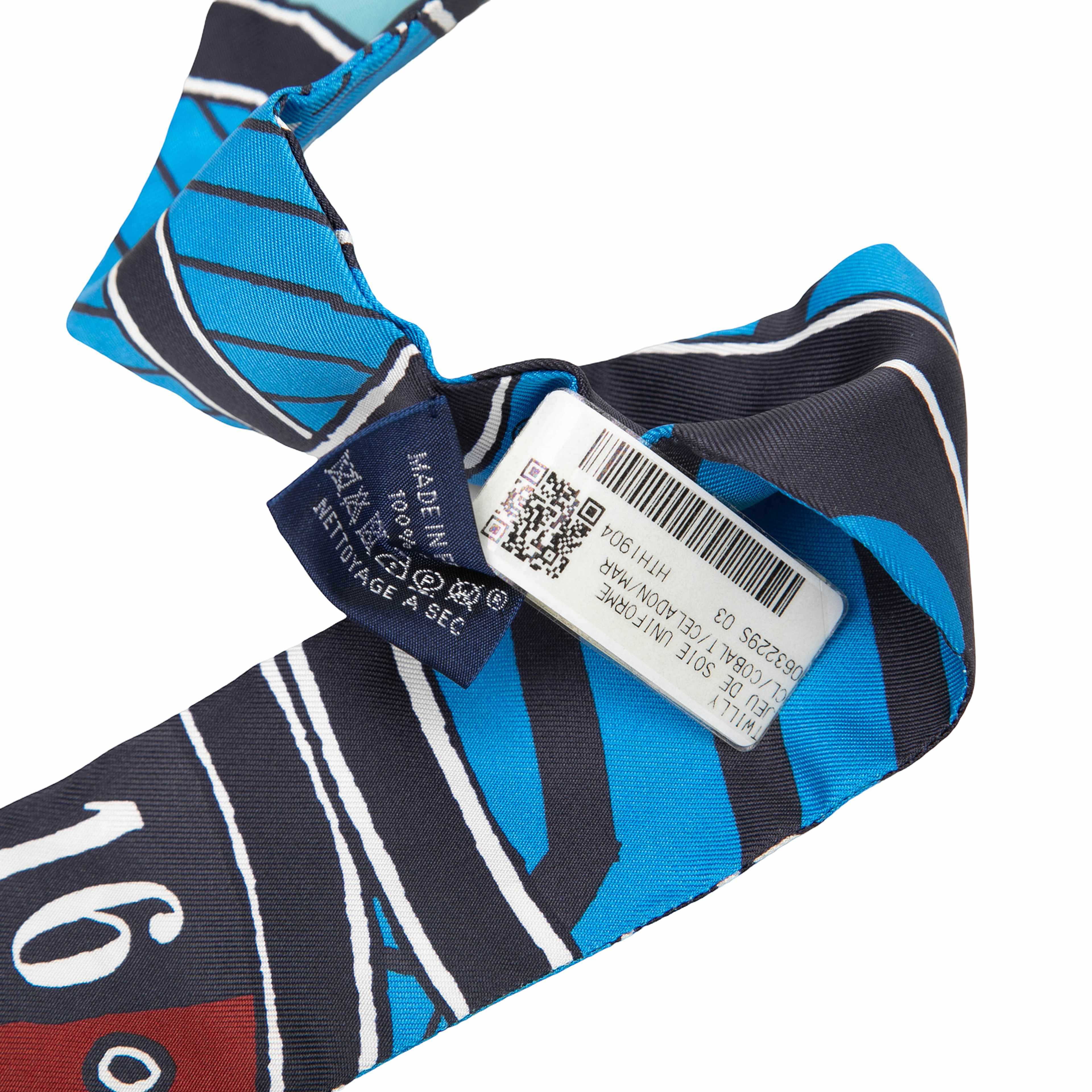 Hermès Jeu De Soie Uniforme Twilly Silk Scarf, från Luxclusif, i färgen blue. Klicka för att öppna bilden i stort format