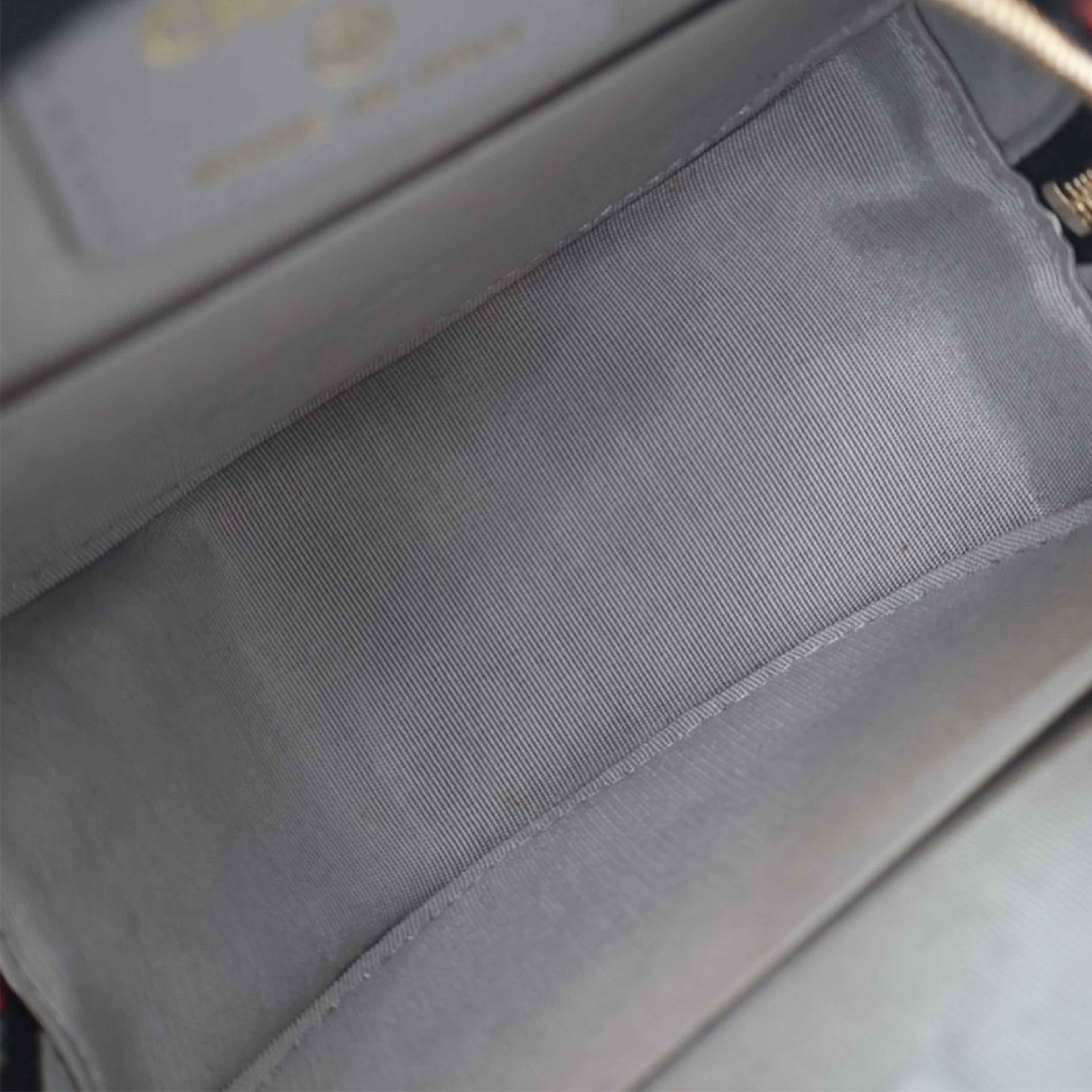 Chanel Tweed 19 Round Clutch With Chain, från Luxclusif, i färgen red. Klicka för att öppna bilden i stort format