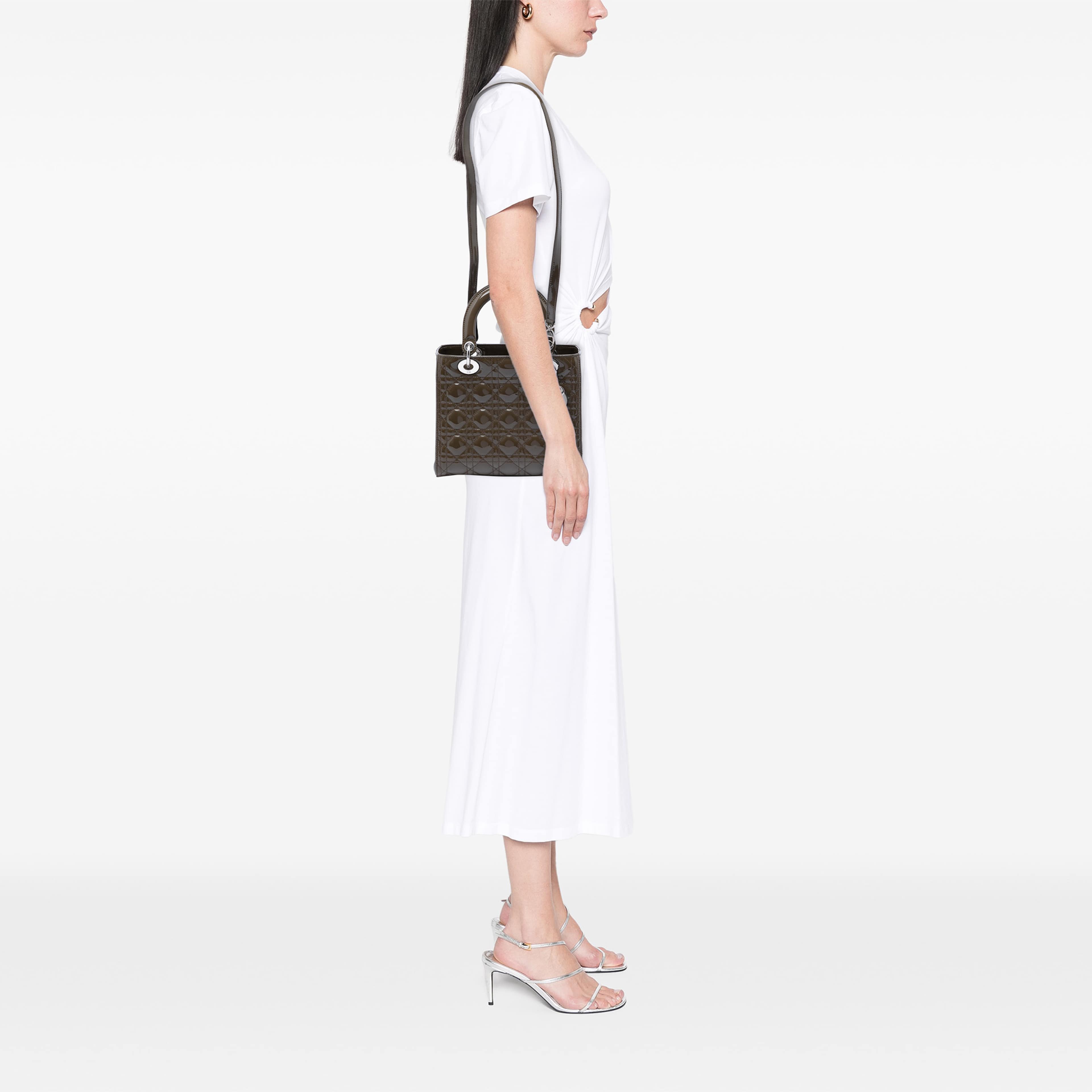 Dior Medium Patent Cannage Lady Dior, från Luxclusif, i färgen brun. Klicka för att öppna bilden i stort format