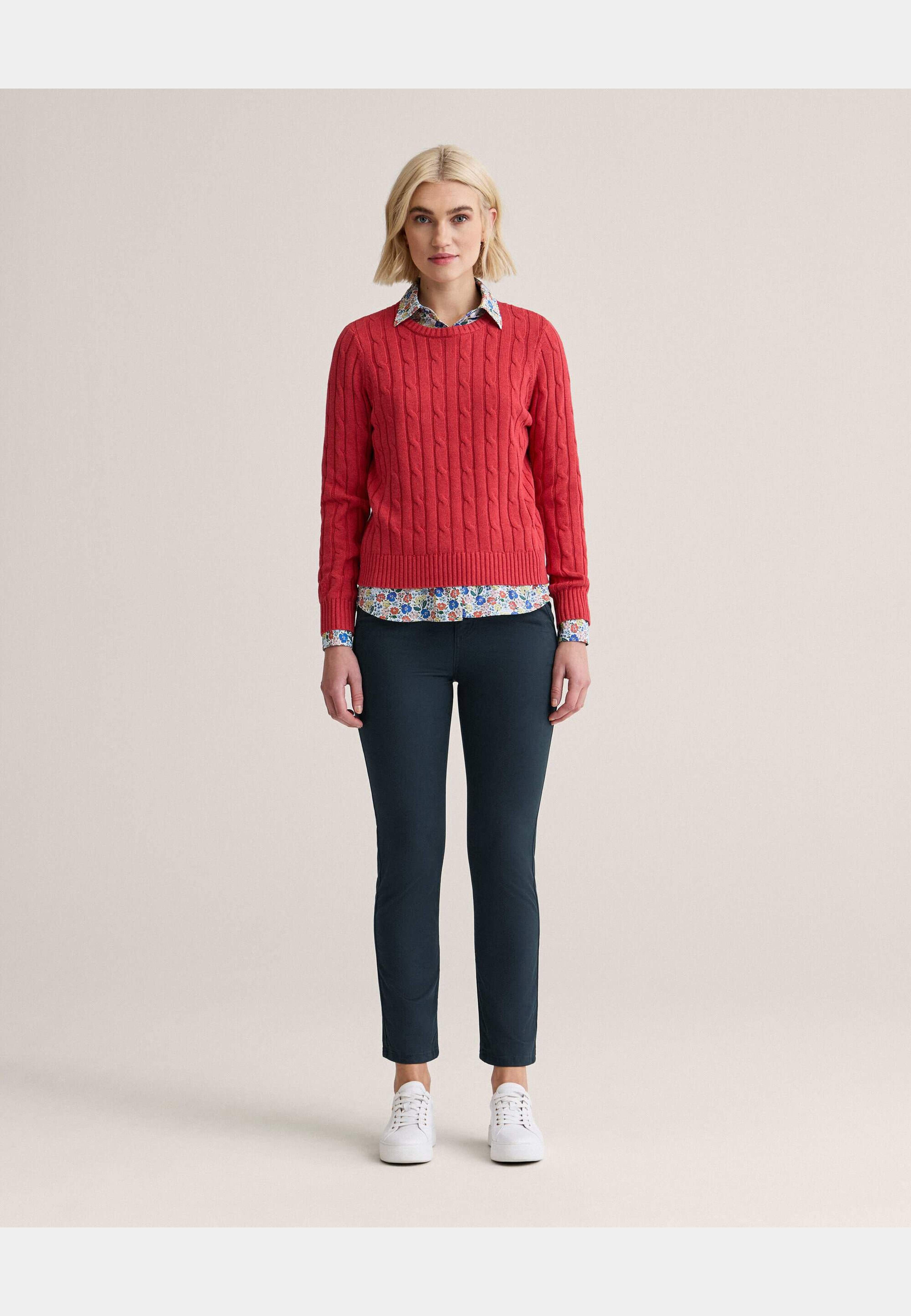 Chloe Cable Sweater, från Newhouse, i färgen hallonröd. Klicka för att öppna bilden i stort format