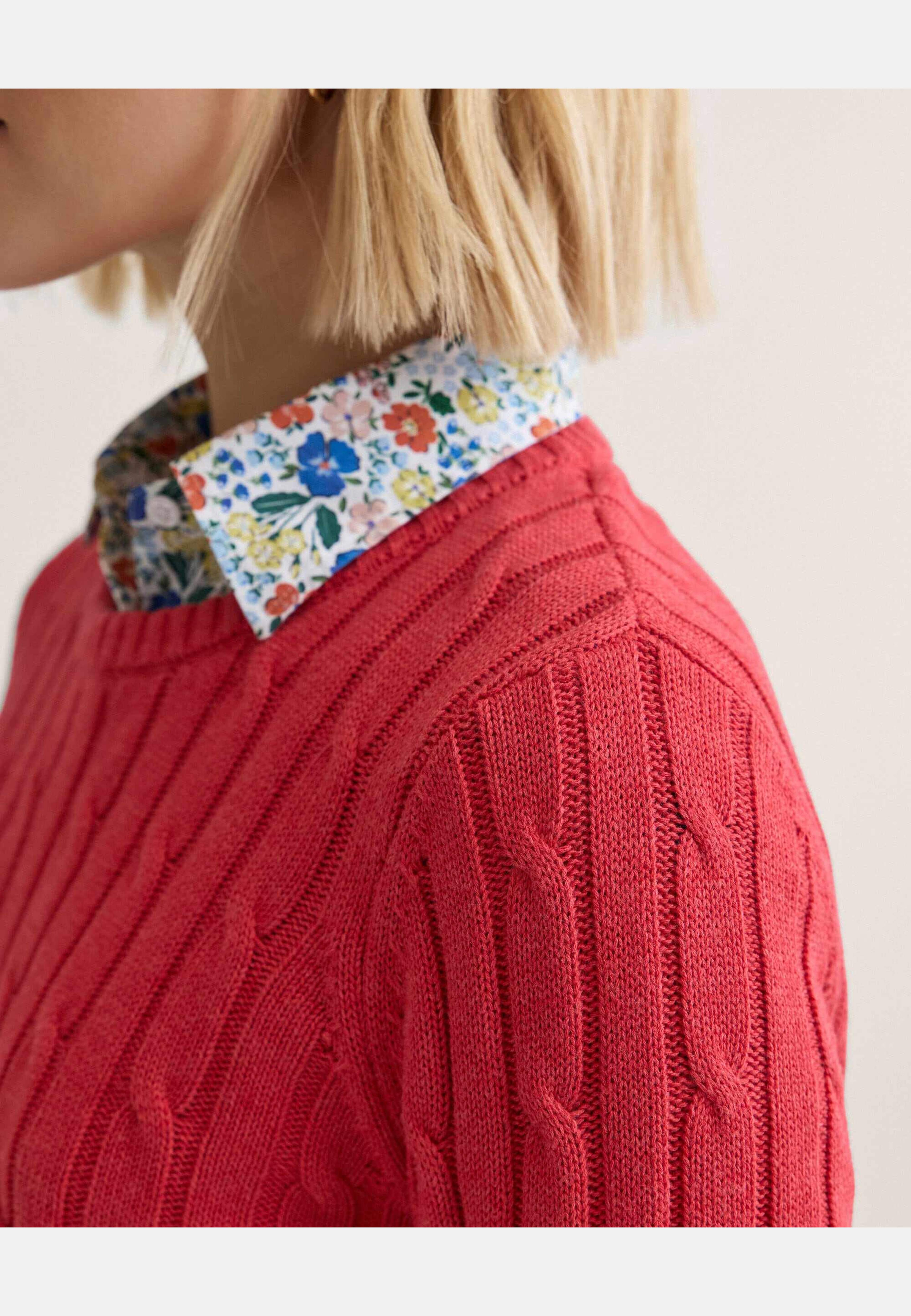 Chloe Cable Sweater, från Newhouse, i färgen hallonröd. Klicka för att öppna bilden i stort format