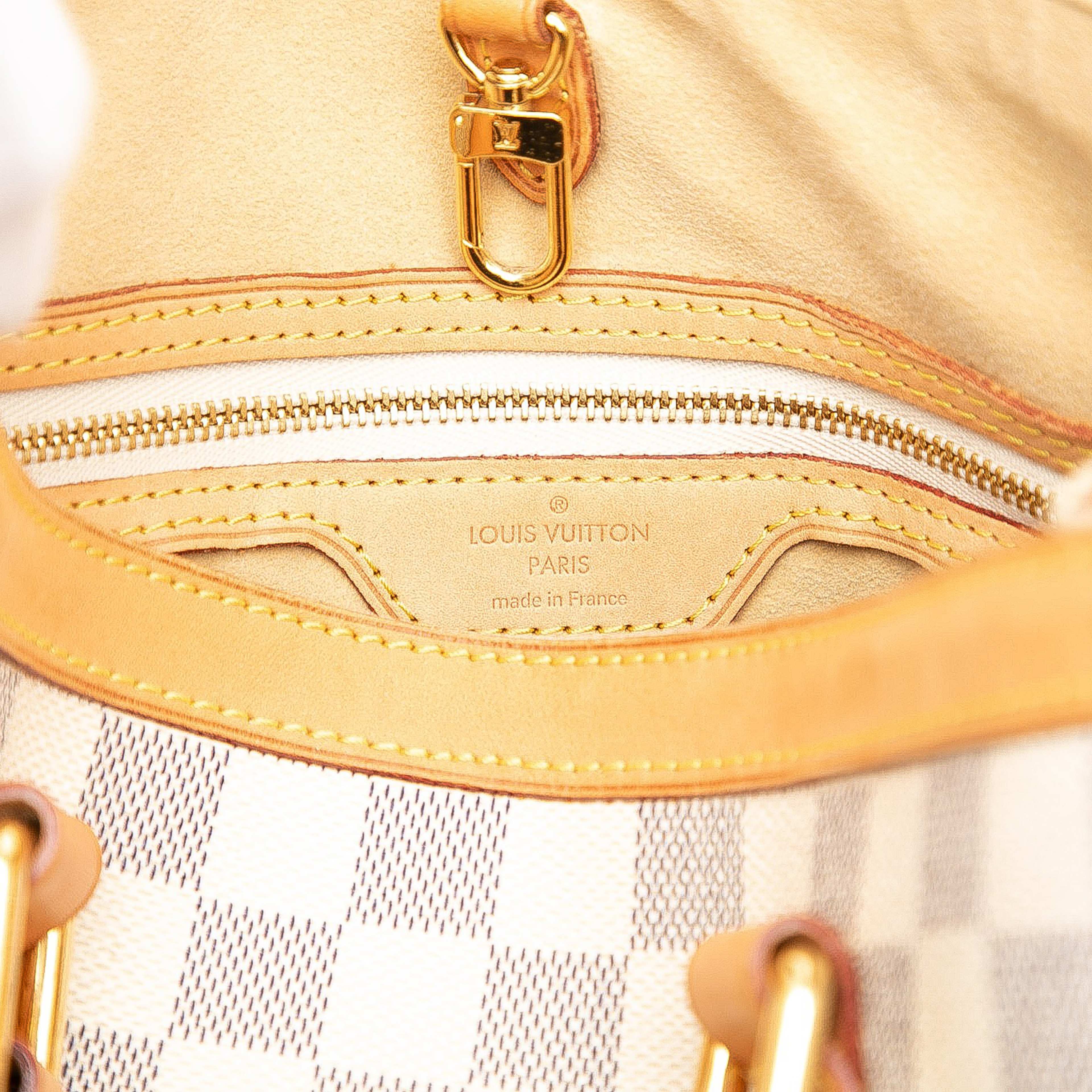 Louis Vuitton Damier Azur Hampstead Pm, från Luxclusif, i färgen white. Klicka för att öppna bilden i stort format