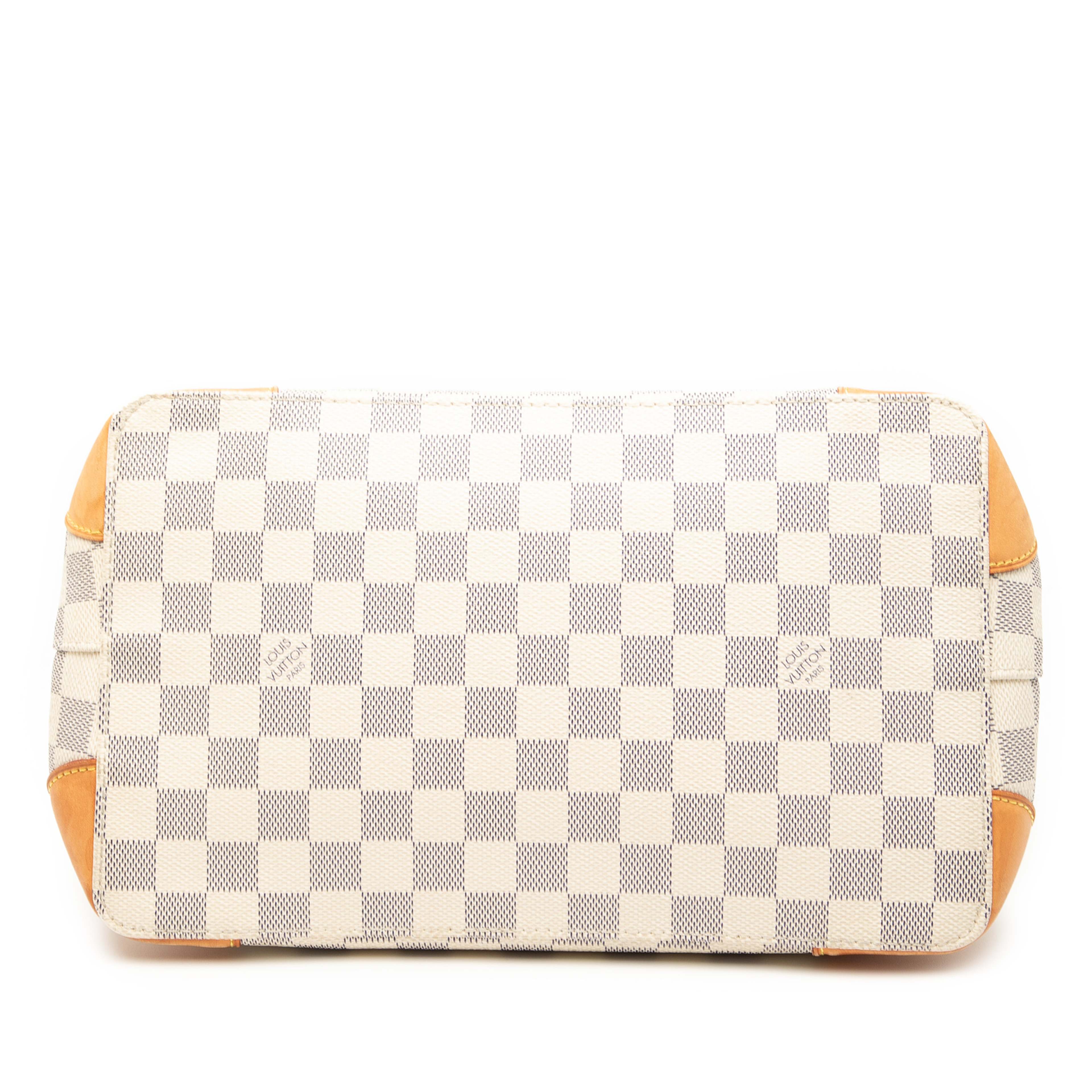 Louis Vuitton Damier Azur Hampstead Pm, från Luxclusif, i färgen white. Klicka för att öppna bilden i stort format