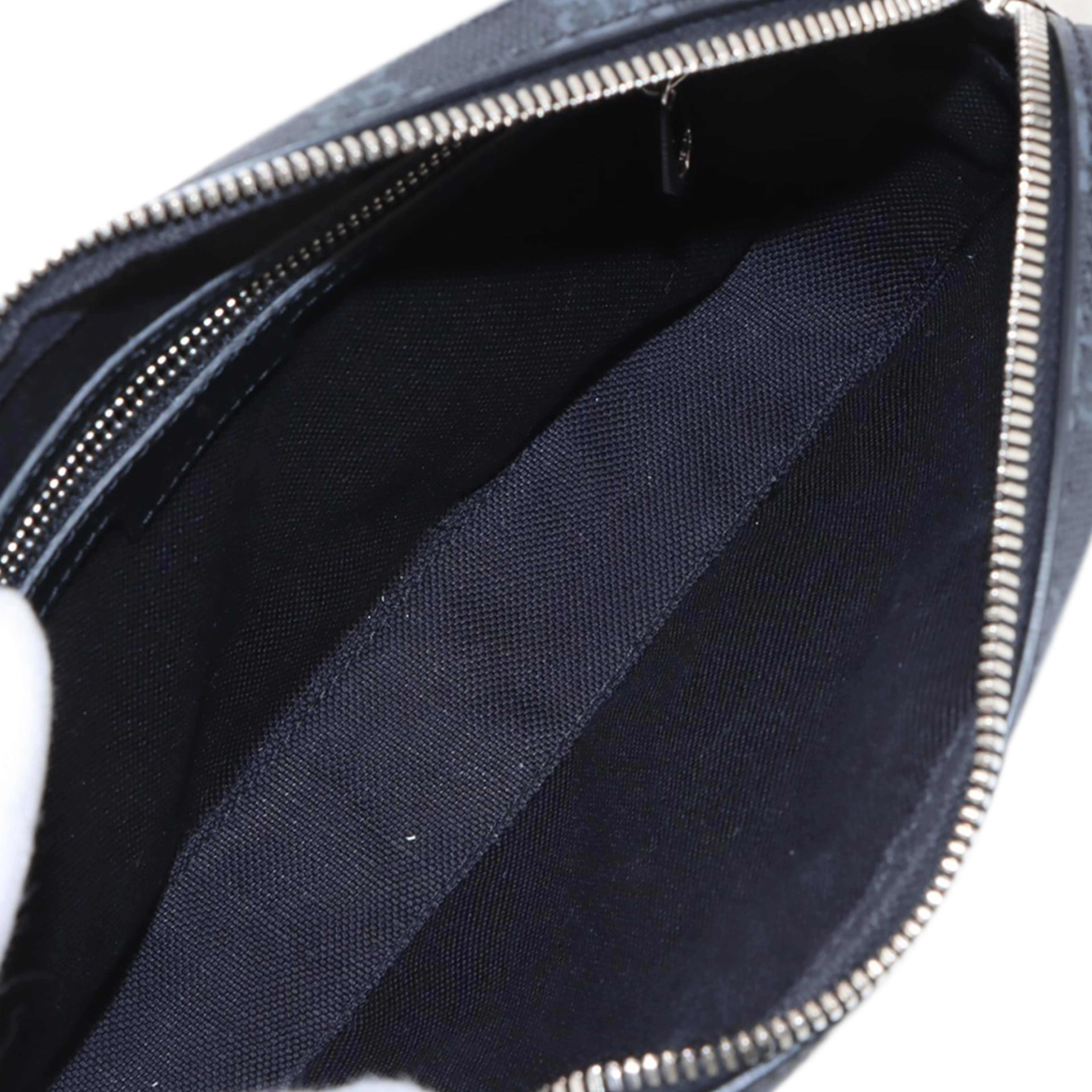 Gucci Gg Supreme Trimmed Calfskin Crossbody, från Luxclusif, i färgen svart. Klicka för att öppna bilden i stort format