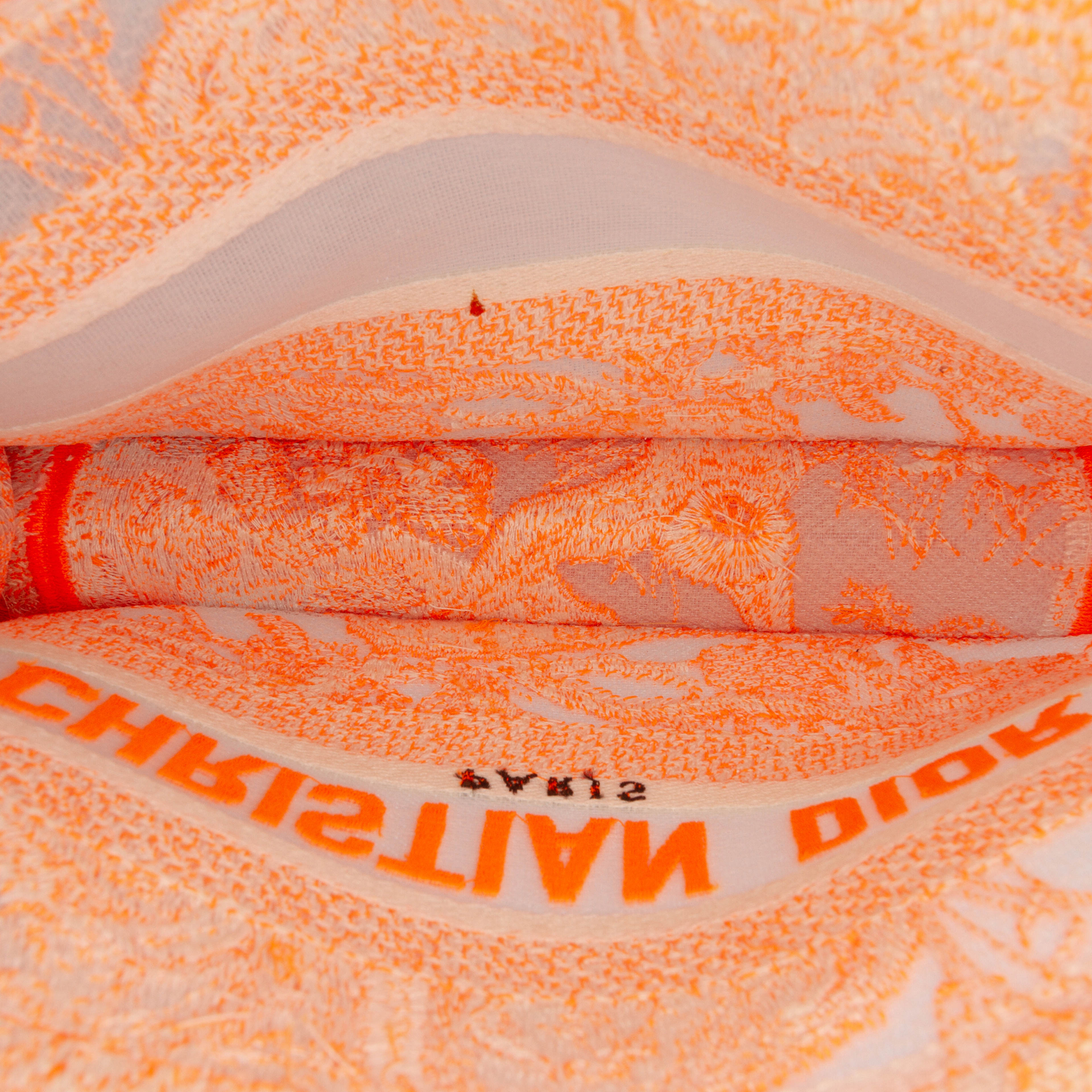 Dior Mini Canvas Embroidered Dioriviera Toile De Jouy Book Tote, från Luxclusif, i färgen orange. Klicka för att öppna bilden i stort format