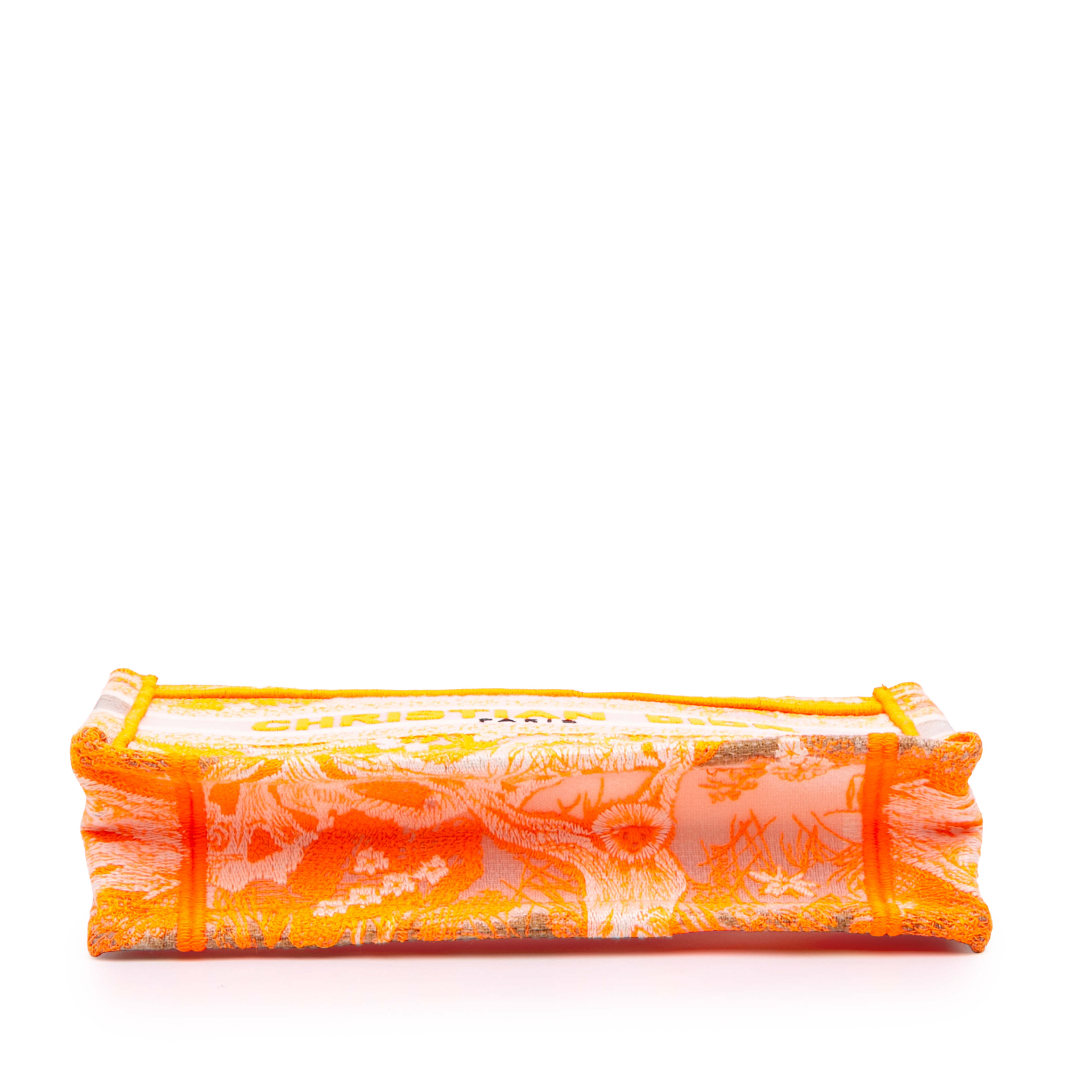 Dior Mini Canvas Embroidered Dioriviera Toile De Jouy Book Tote, från Luxclusif, i färgen orange. Klicka för att öppna bilden i stort format