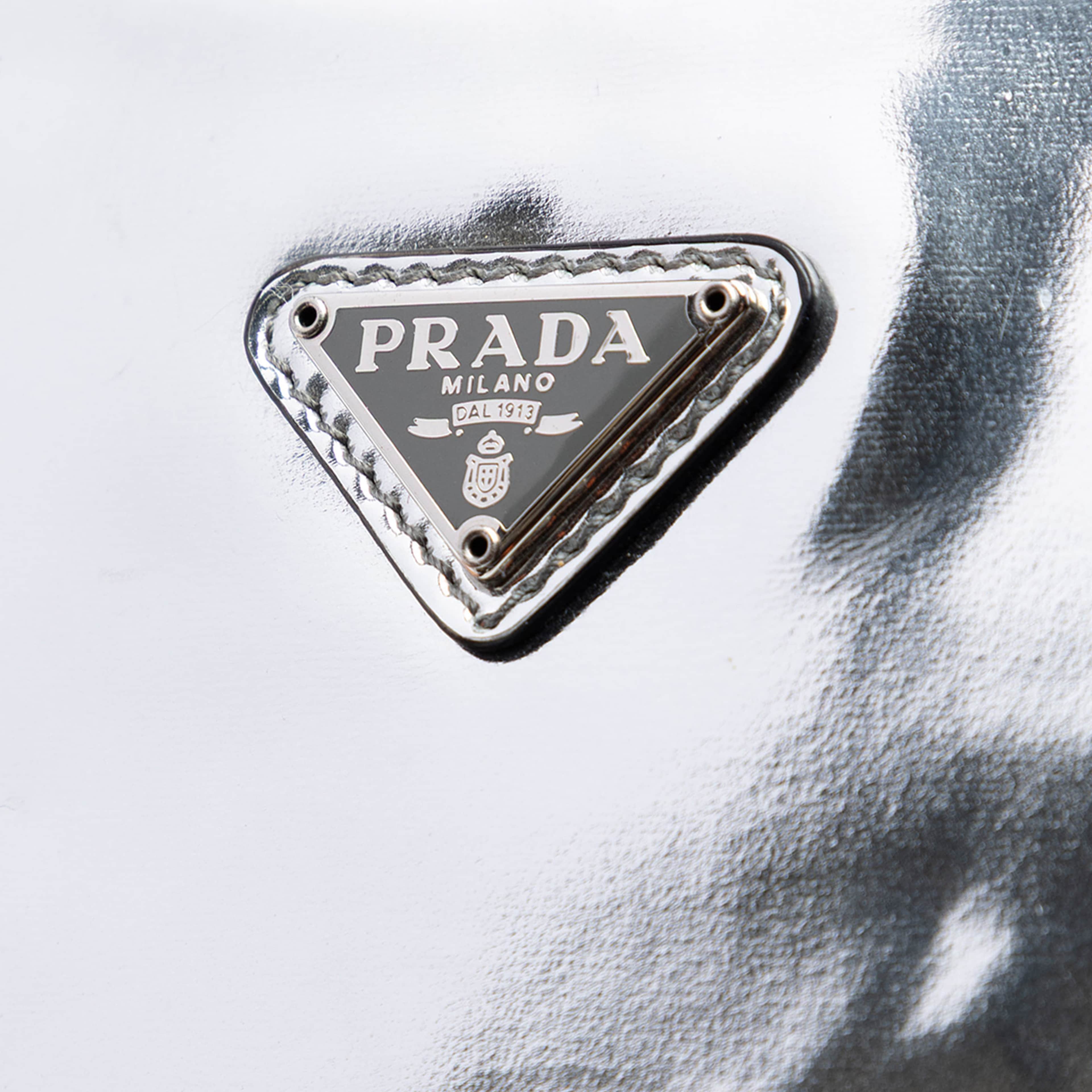 Prada Spazzolato Leather Cleo Shoulder Bag, från Luxclusif, i färgen silver. Klicka för att öppna bilden i stort format