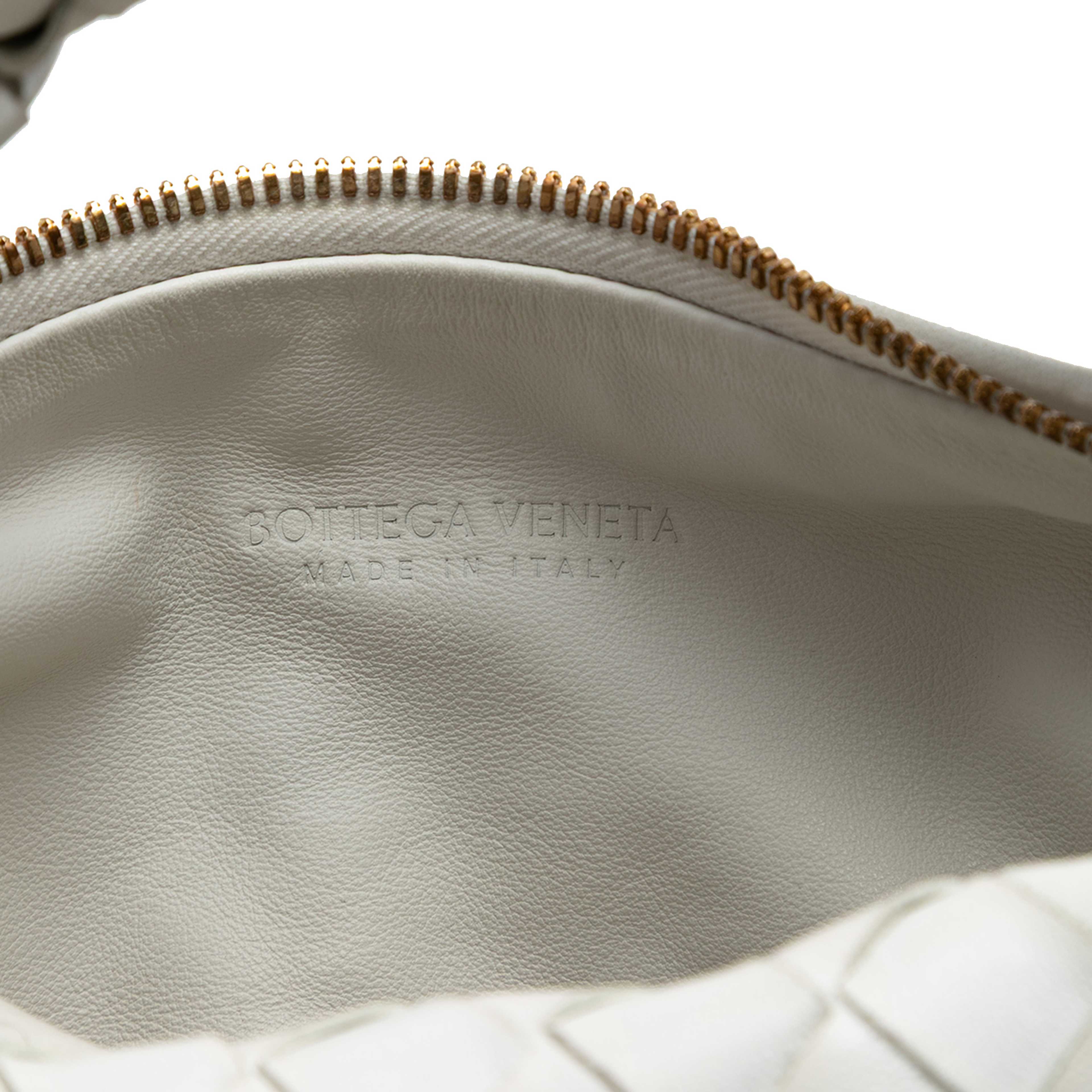 Bottega Veneta Mini Nappa Intrecciato Jodie, från Luxclusif, i färgen white. Klicka för att öppna bilden i stort format
