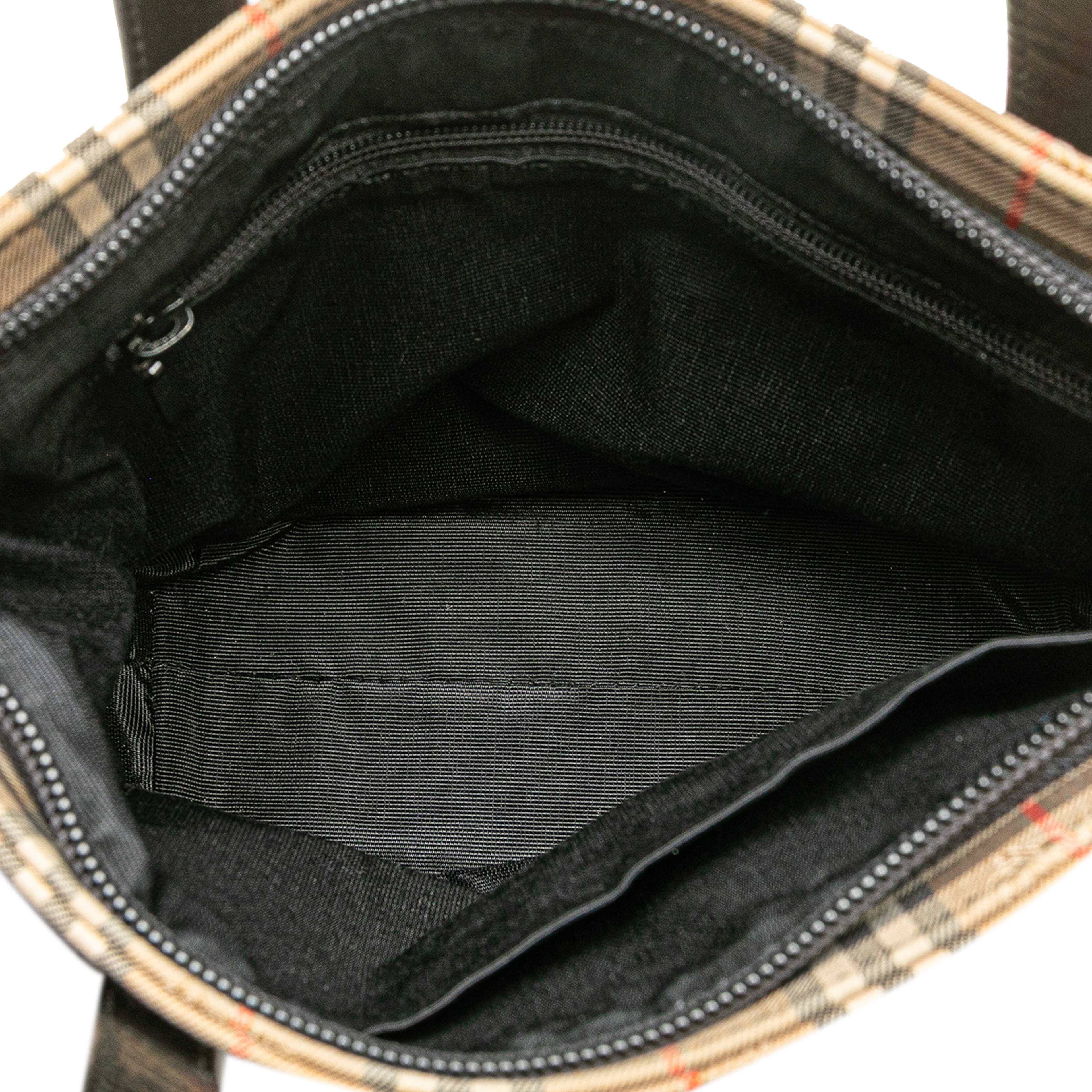 Burberry Haymarket Check Canvas Handbag, från Luxclusif, i färgen beige. Klicka för att öppna bilden i stort format