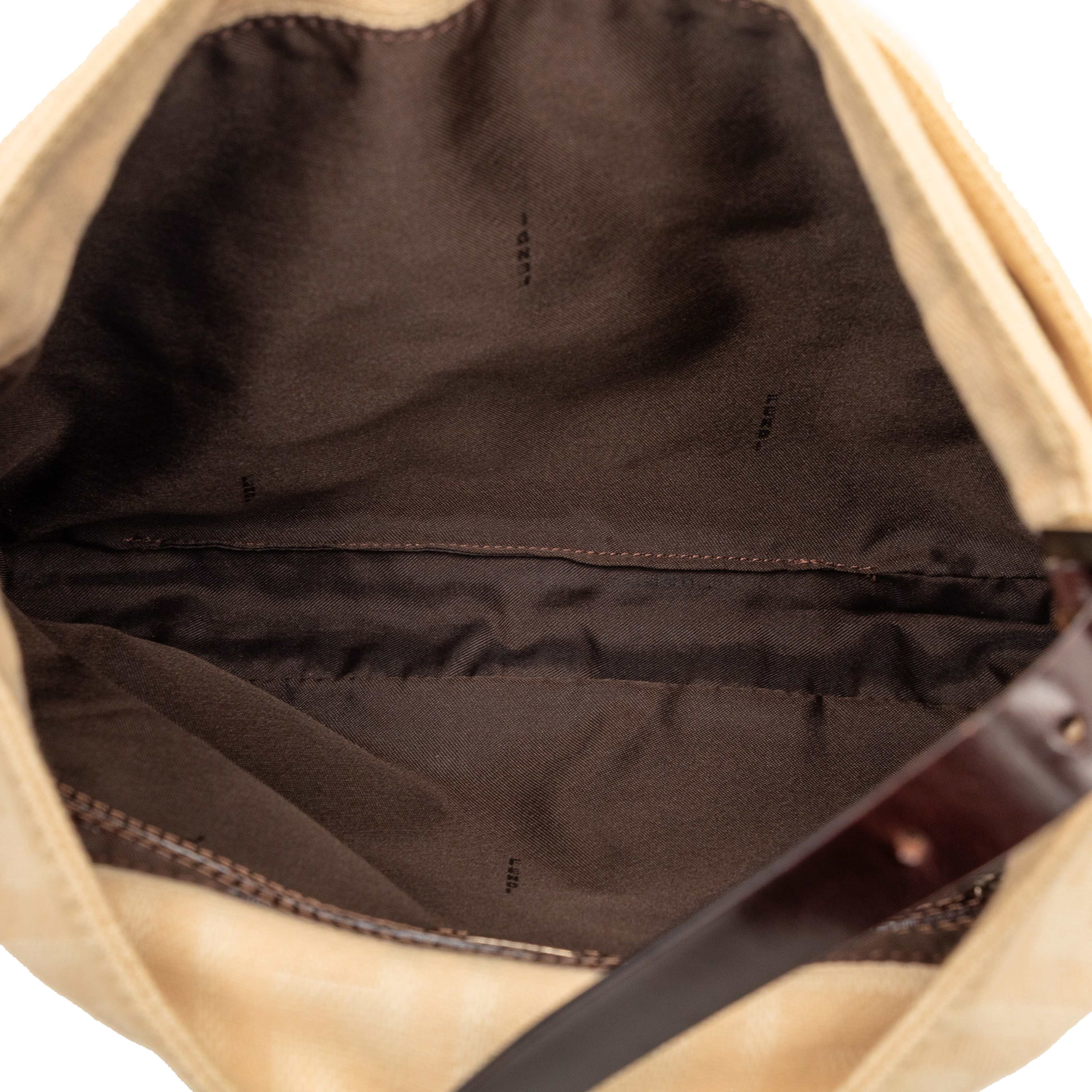 Fendi Zucca Canvas Shoulder Bag, från Luxclusif, i färgen light beige. Klicka för att öppna bilden i stort format
