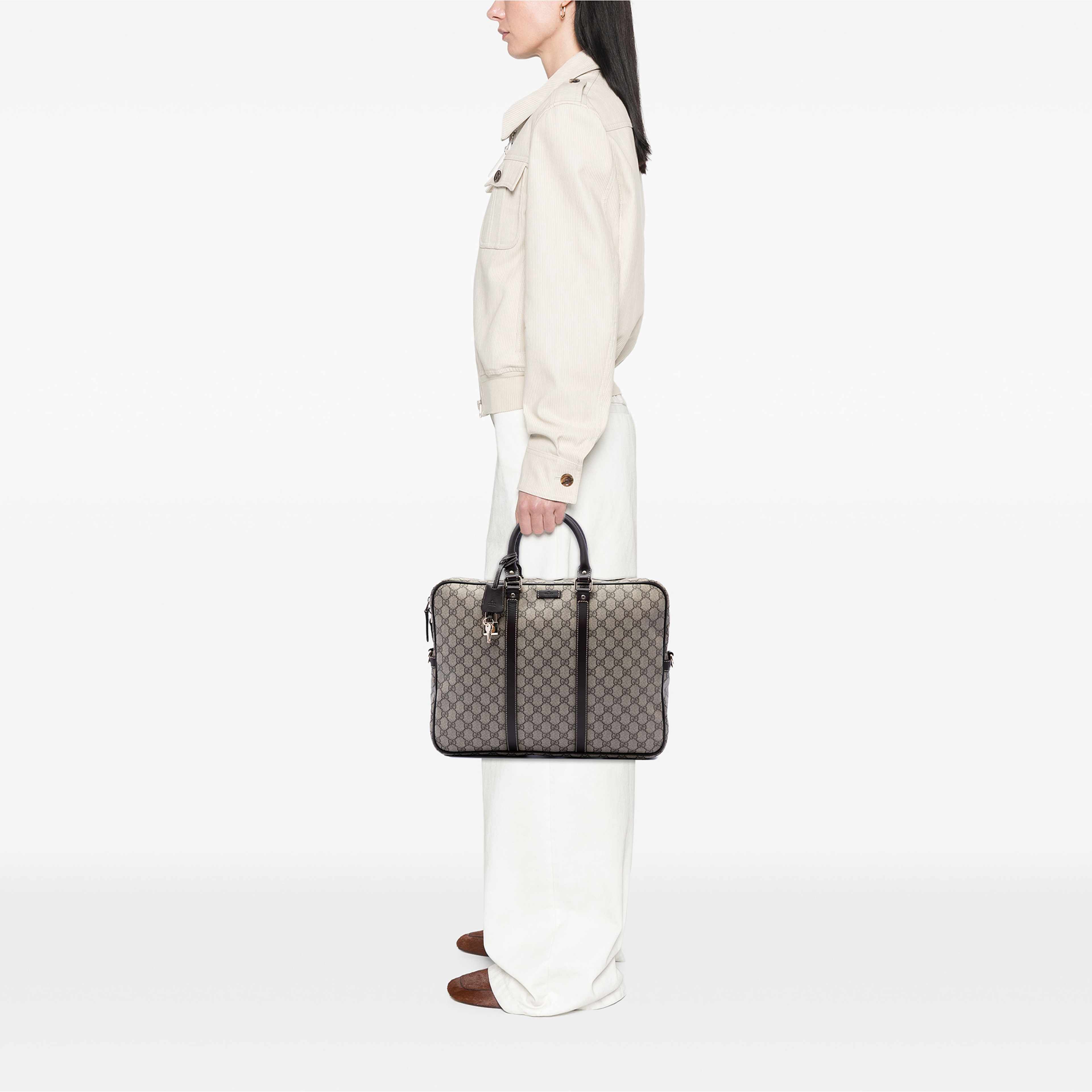 Gucci Gg Supreme Business Bag, från Luxclusif, i färgen beige. Klicka för att öppna bilden i stort format