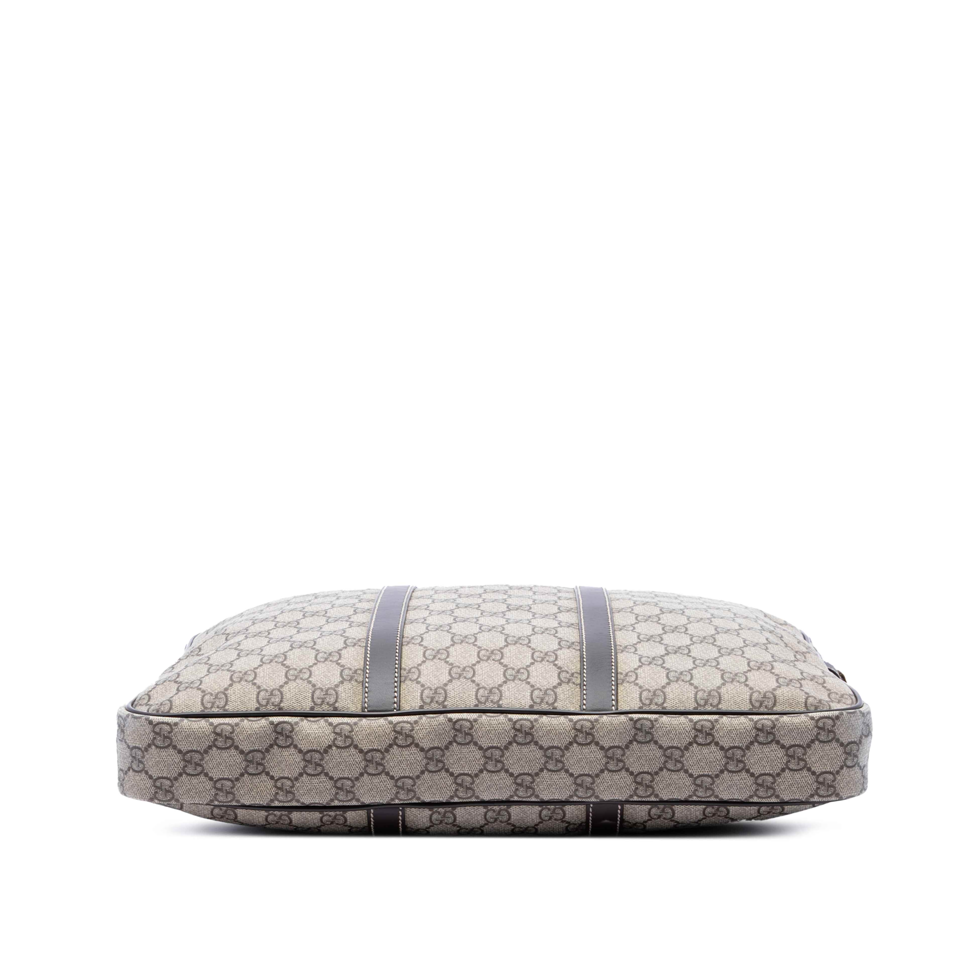 Gucci Gg Supreme Business Bag, från Luxclusif, i färgen beige. Klicka för att öppna bilden i stort format