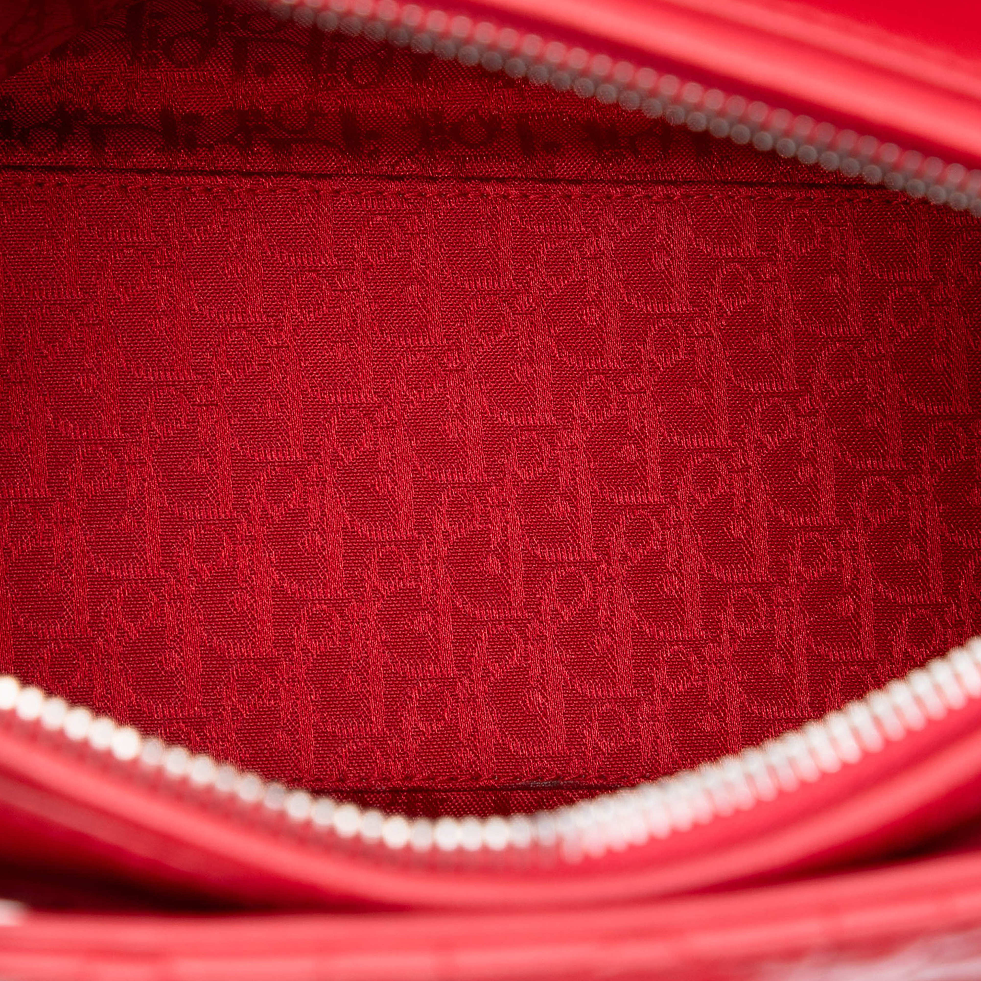 Dior Medium Lambskin Cannage Lady Dior, från Luxclusif, i färgen red. Klicka för att öppna bilden i stort format
