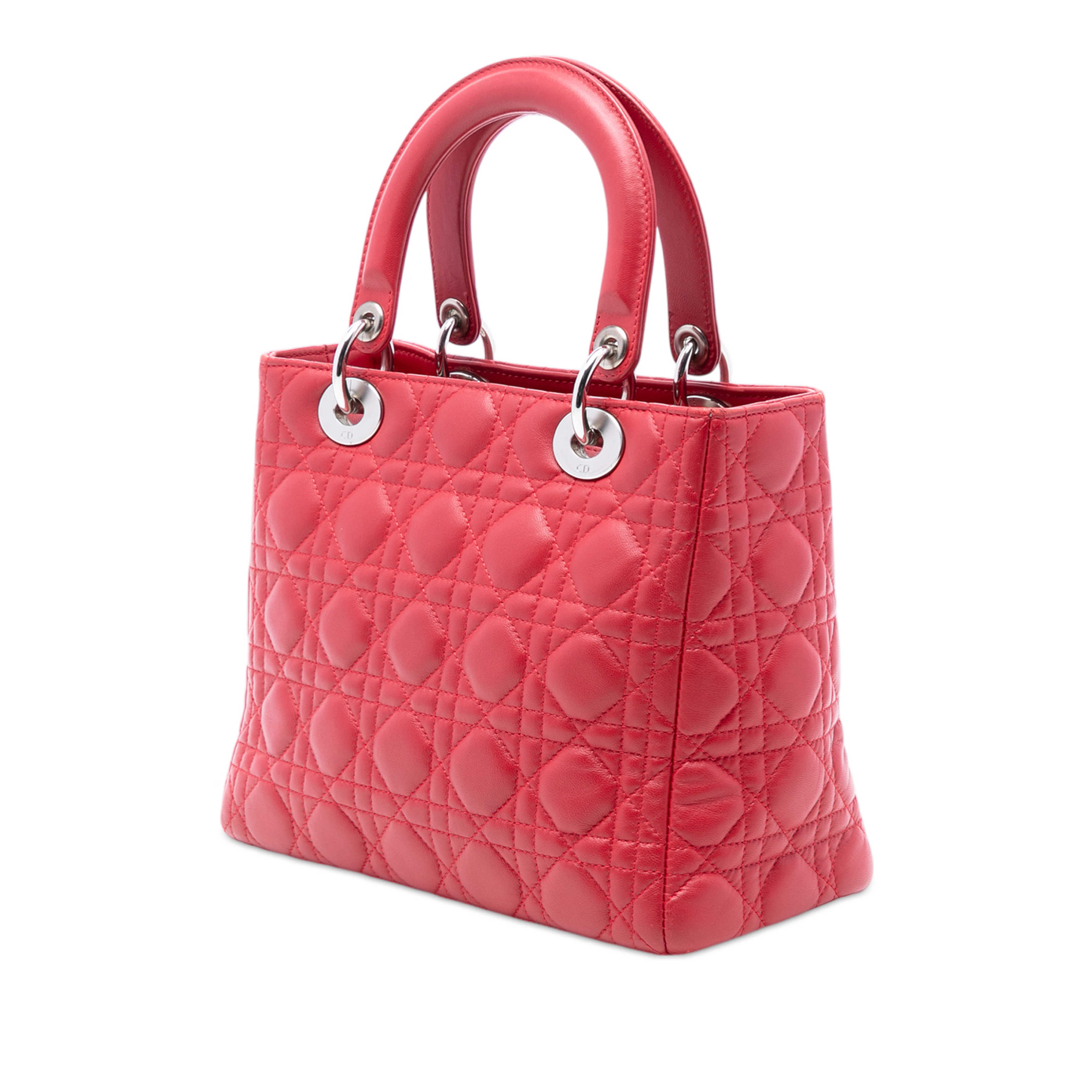 Dior Medium Lambskin Cannage Lady Dior, från Luxclusif, i färgen red. Klicka för att öppna bilden i stort format