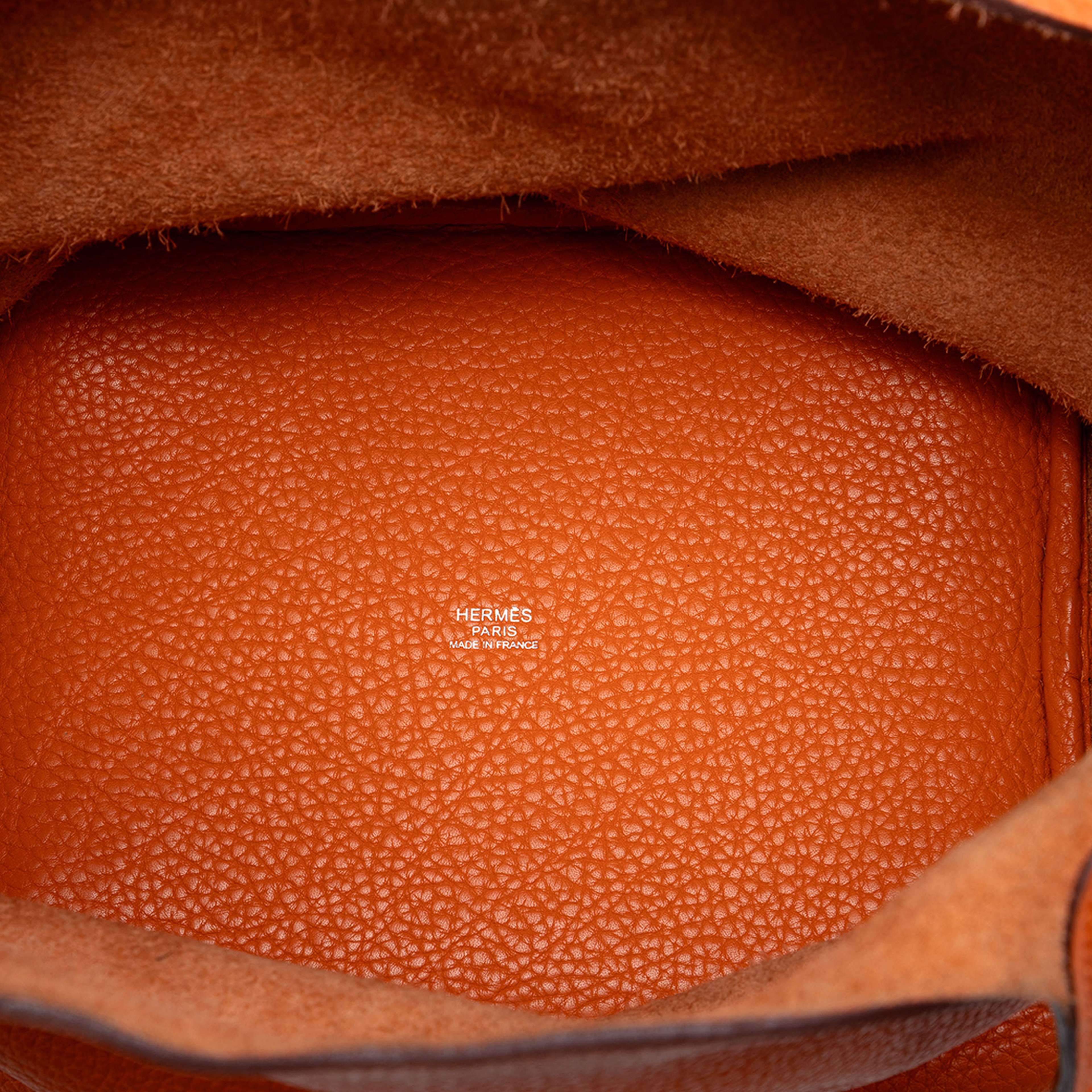 Hermès Clemence Picotin Lock 22, från Luxclusif, i färgen orange. Klicka för att öppna bilden i stort format