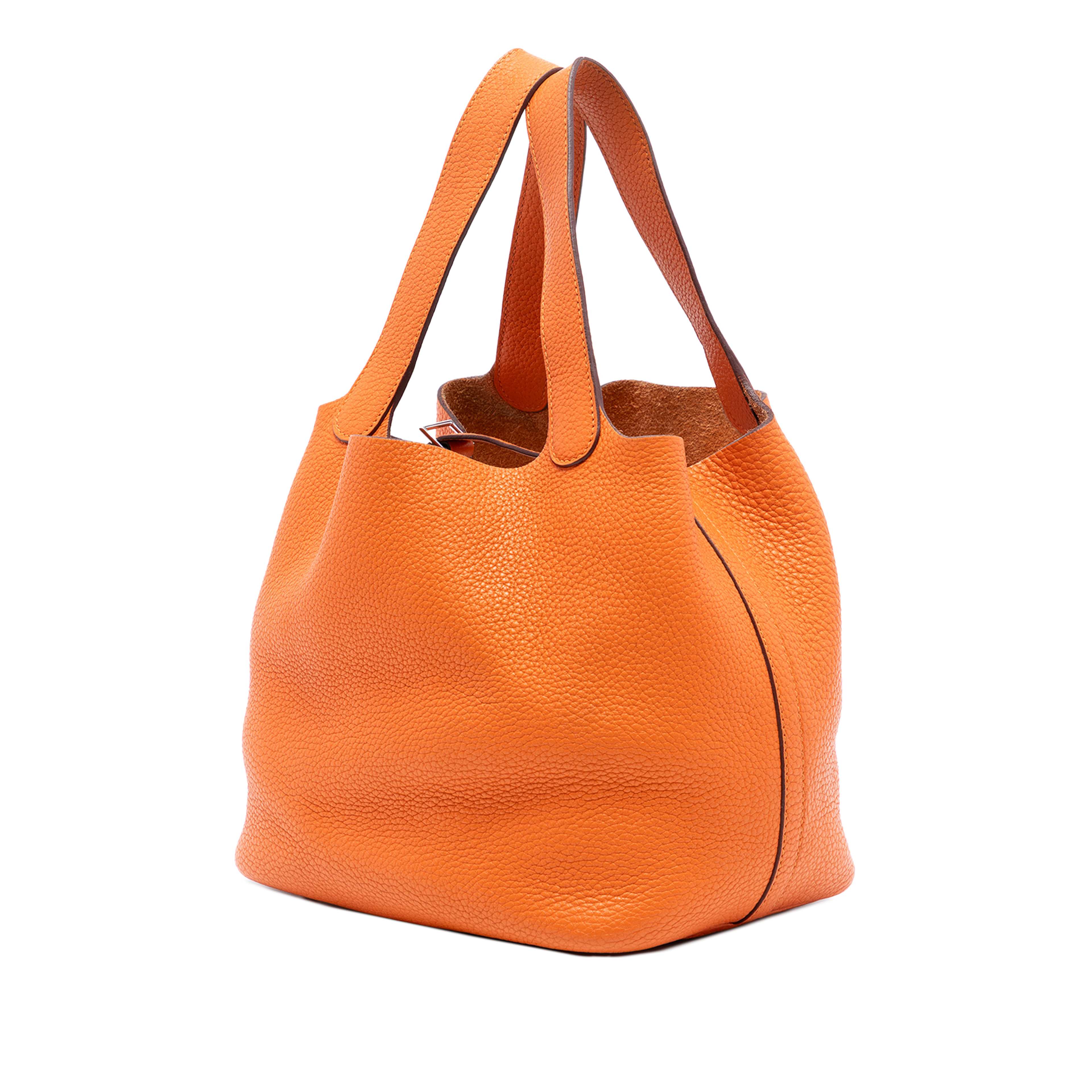 Hermès Clemence Picotin Lock 22, från Luxclusif, i färgen orange. Klicka för att öppna bilden i stort format