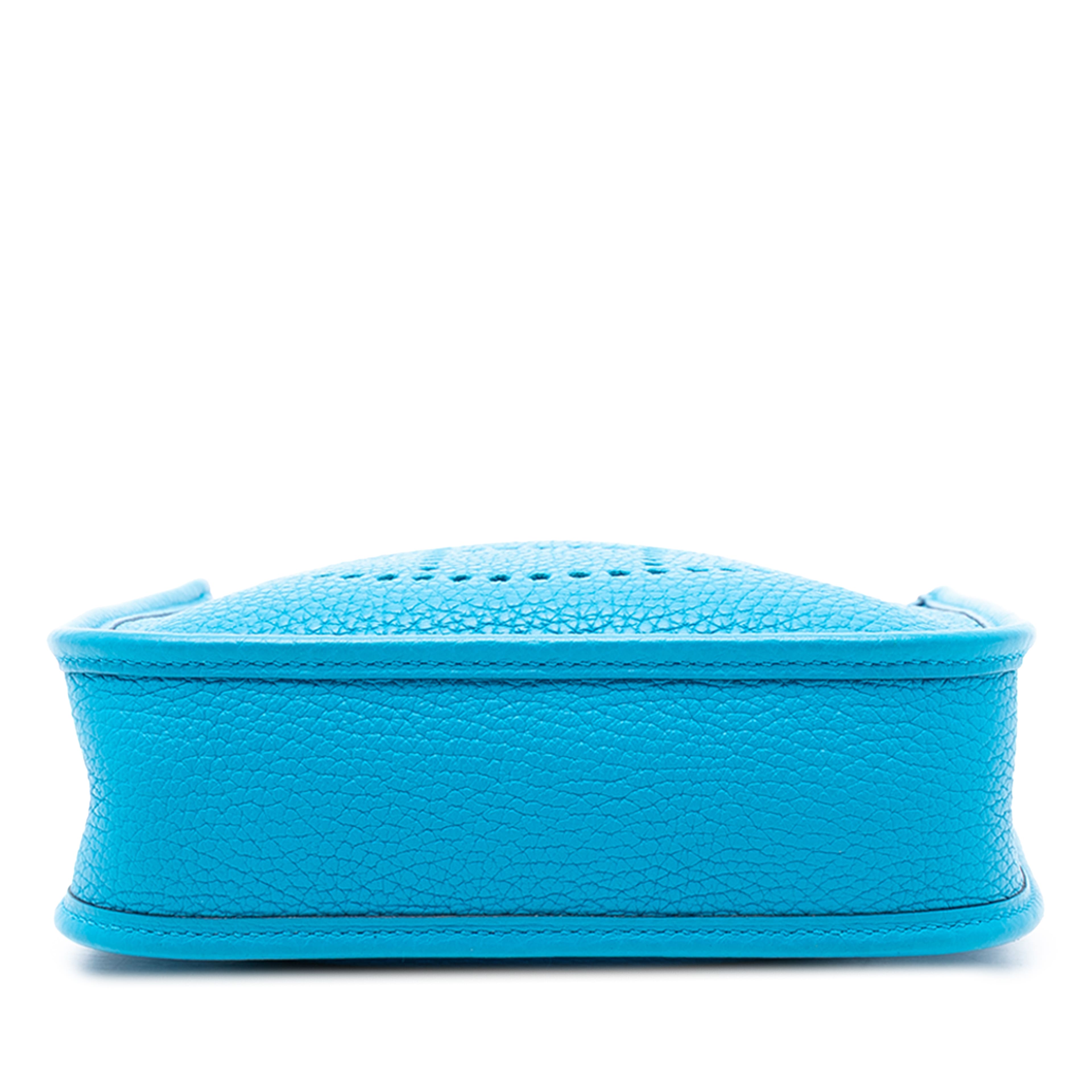 Hermès Clemence Evelyne Tpm, från Luxclusif, i färgen light blue. Klicka för att öppna bilden i stort format