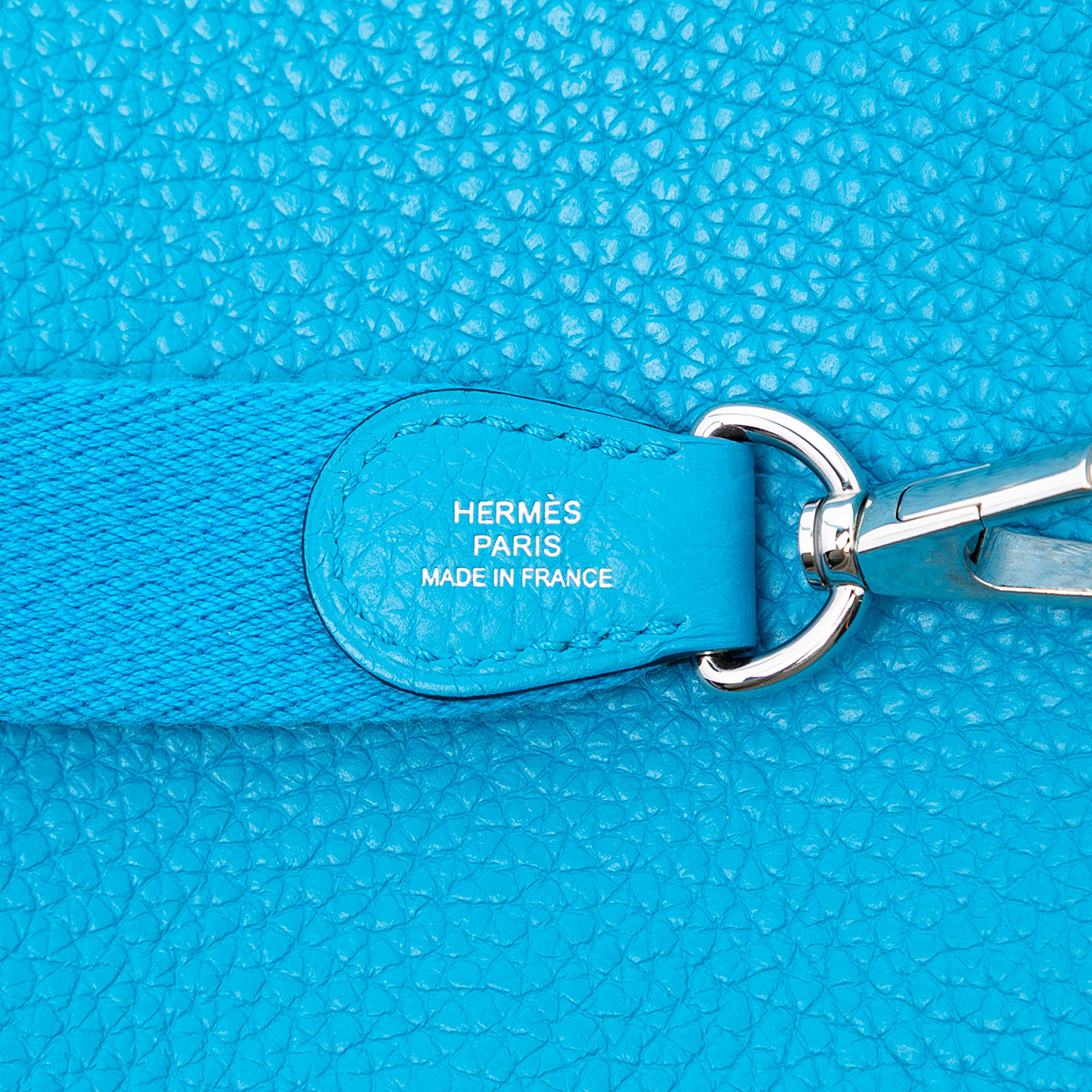 Hermès Clemence Evelyne Tpm, från Luxclusif, i färgen light blue. Klicka för att öppna bilden i stort format