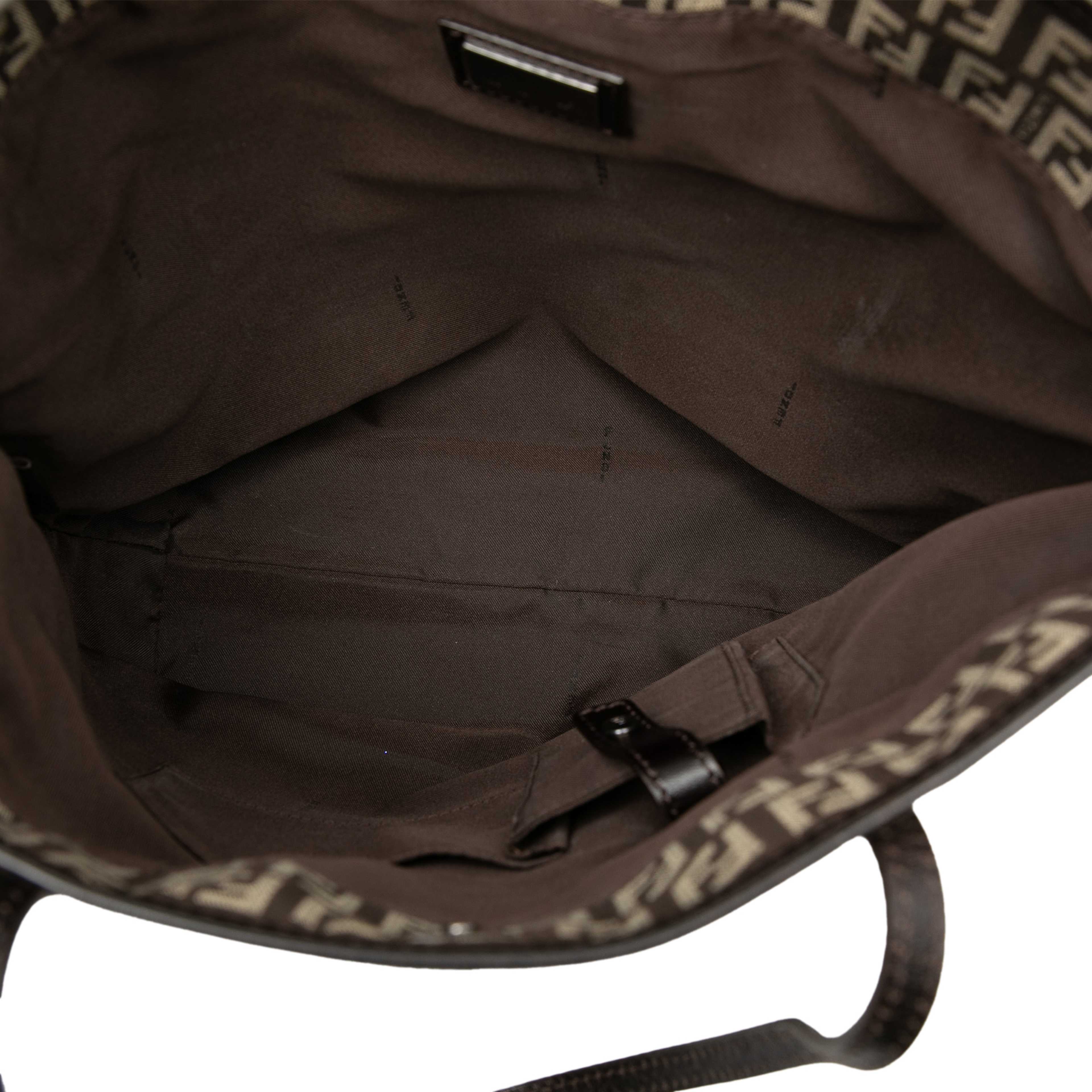Fendi Zucchino Canvas Tote, från Luxclusif, i färgen dark brown. Klicka för att öppna bilden i stort format