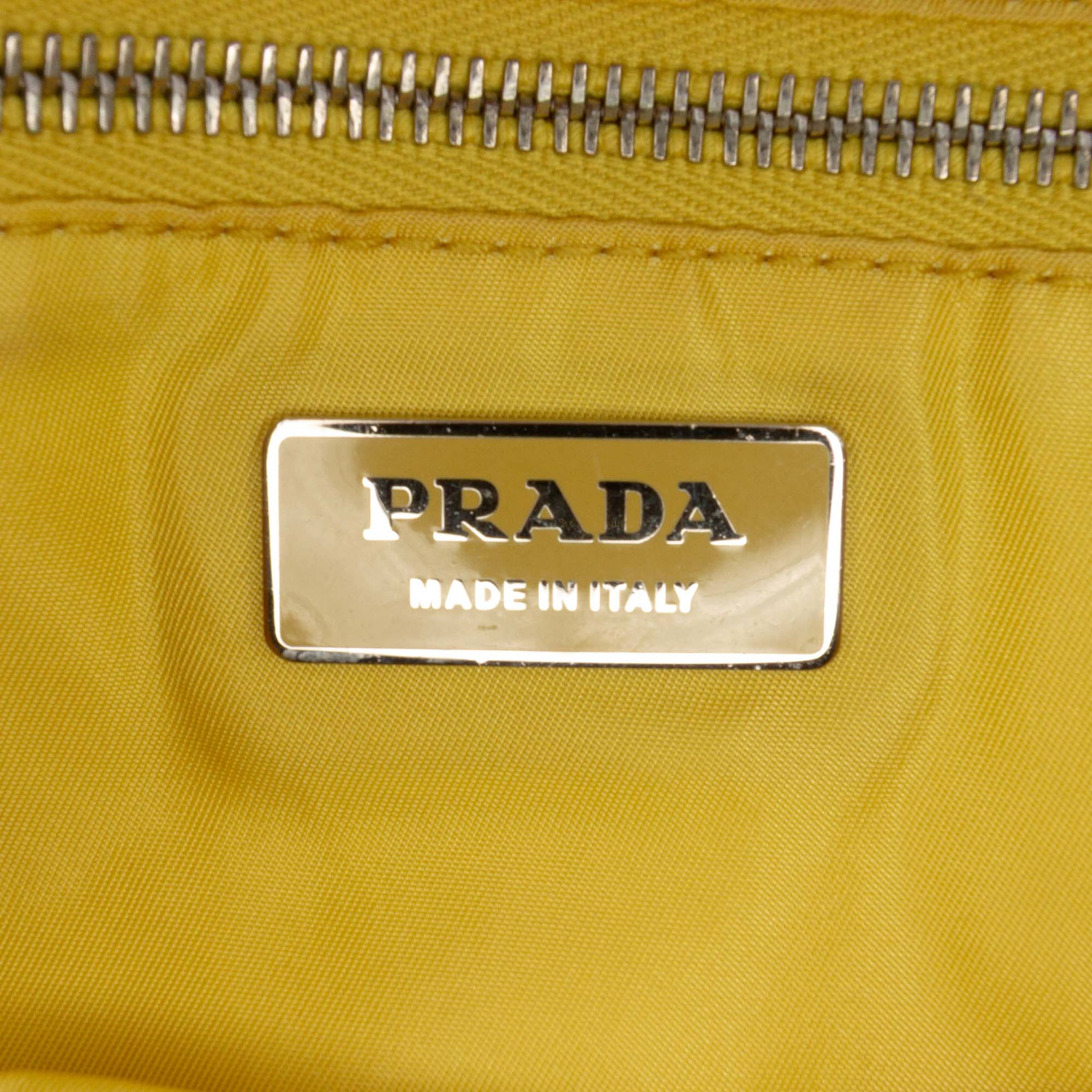Prada Vitello Trimmed Canvas Canapa Tote, från Luxclusif, i färgen beige. Klicka för att öppna bilden i stort format